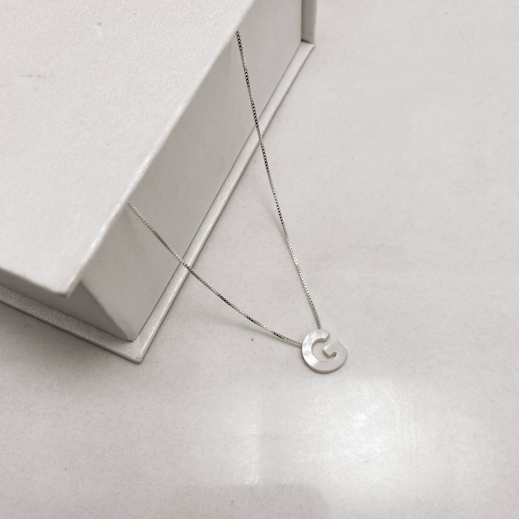 Imagem Colar madrepérola letra G 45cm