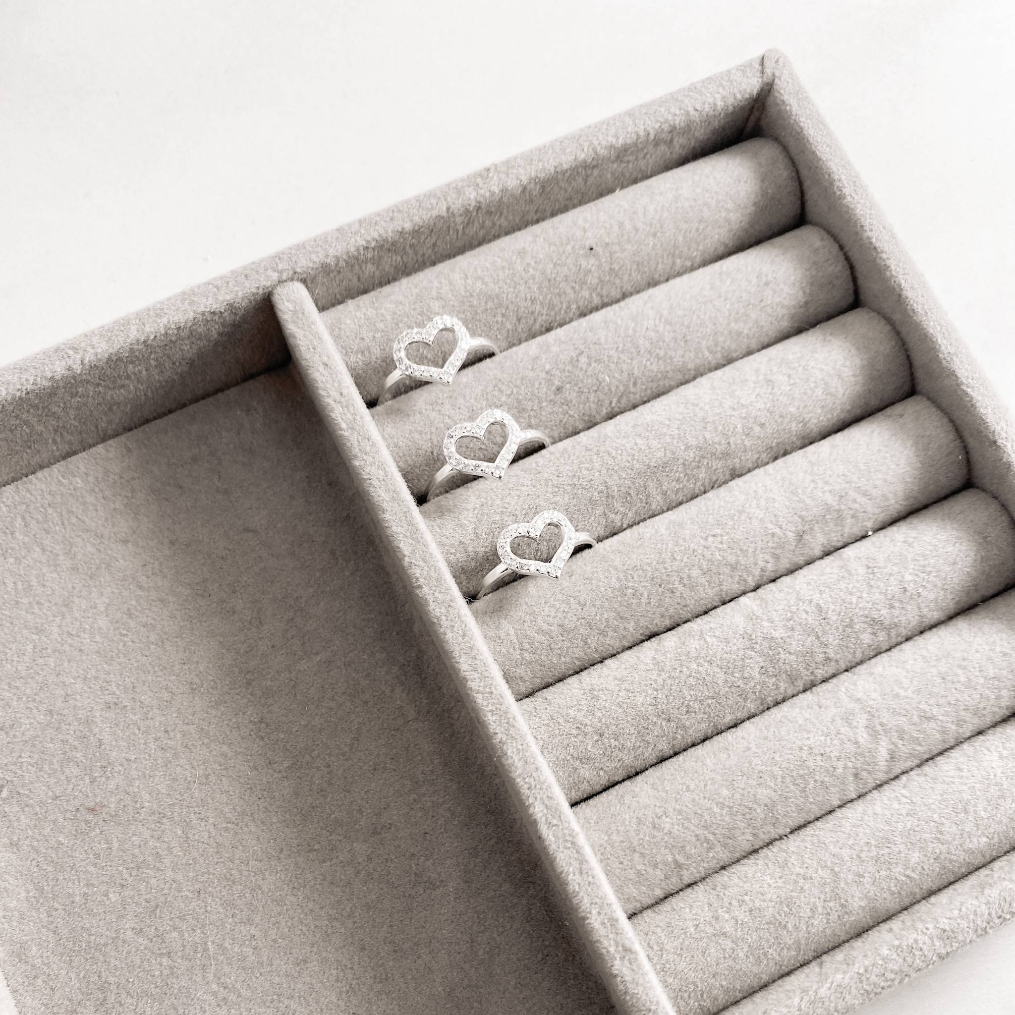 Imagem Secundária Anel coração vazado cravejado 10mm