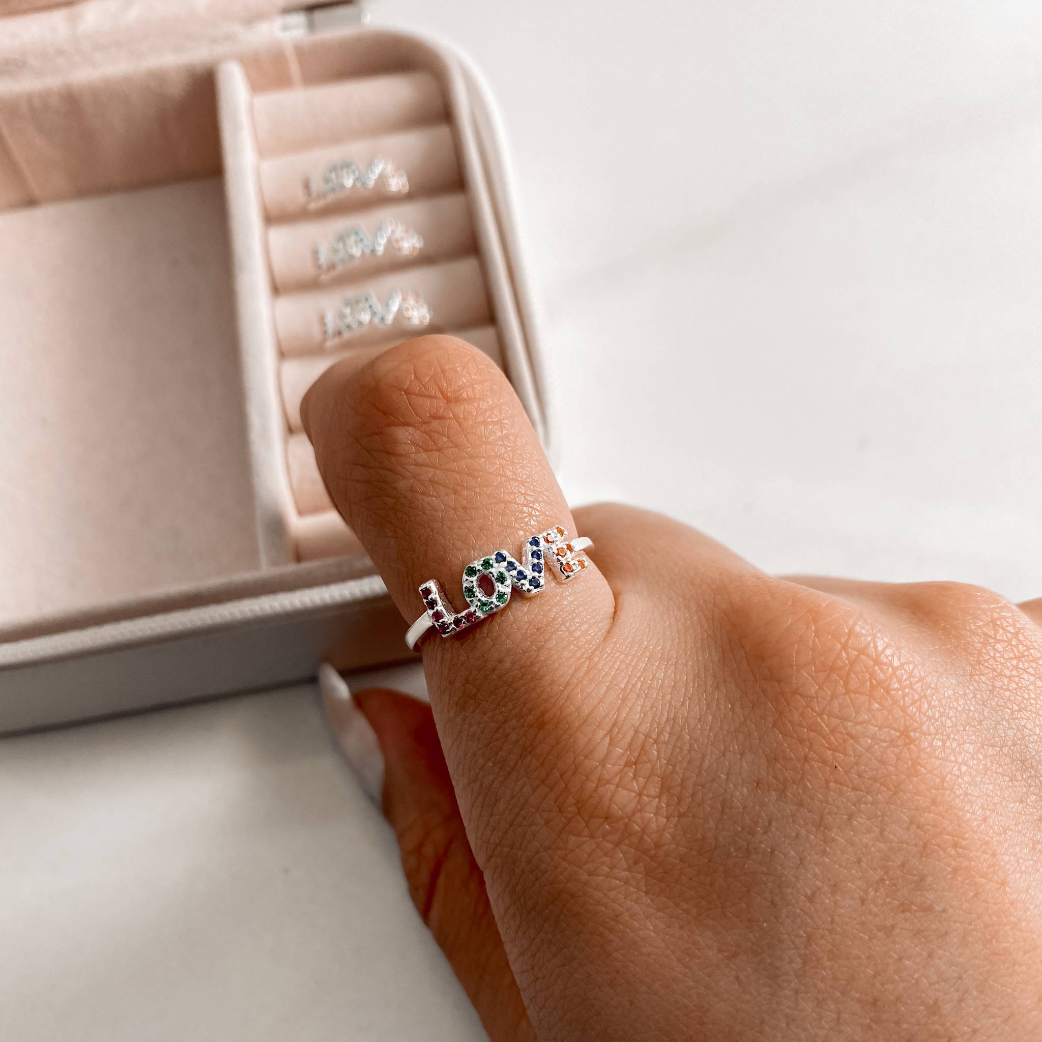Anel escrito love cravejado colorido