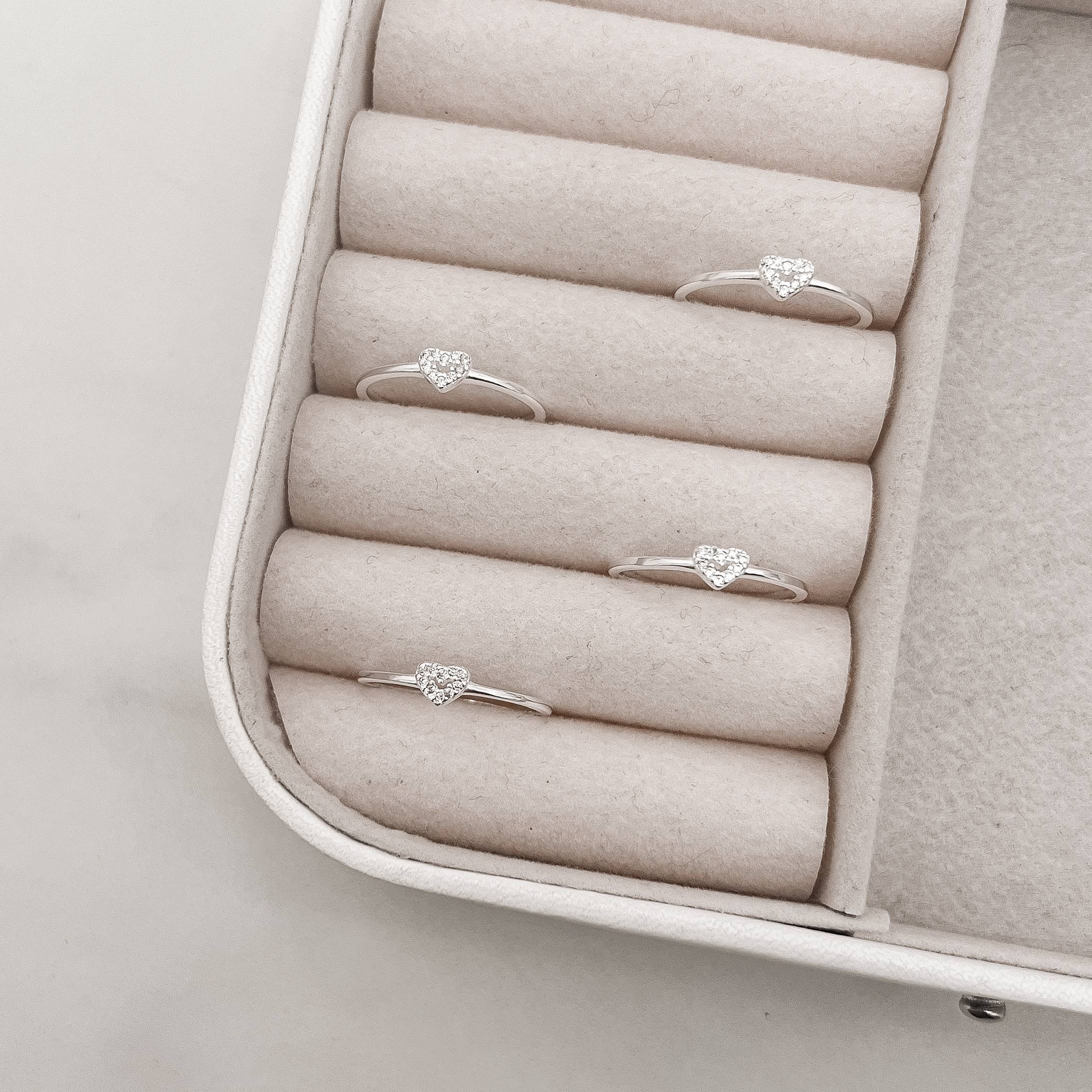 Anel mini coração vazado cravejado