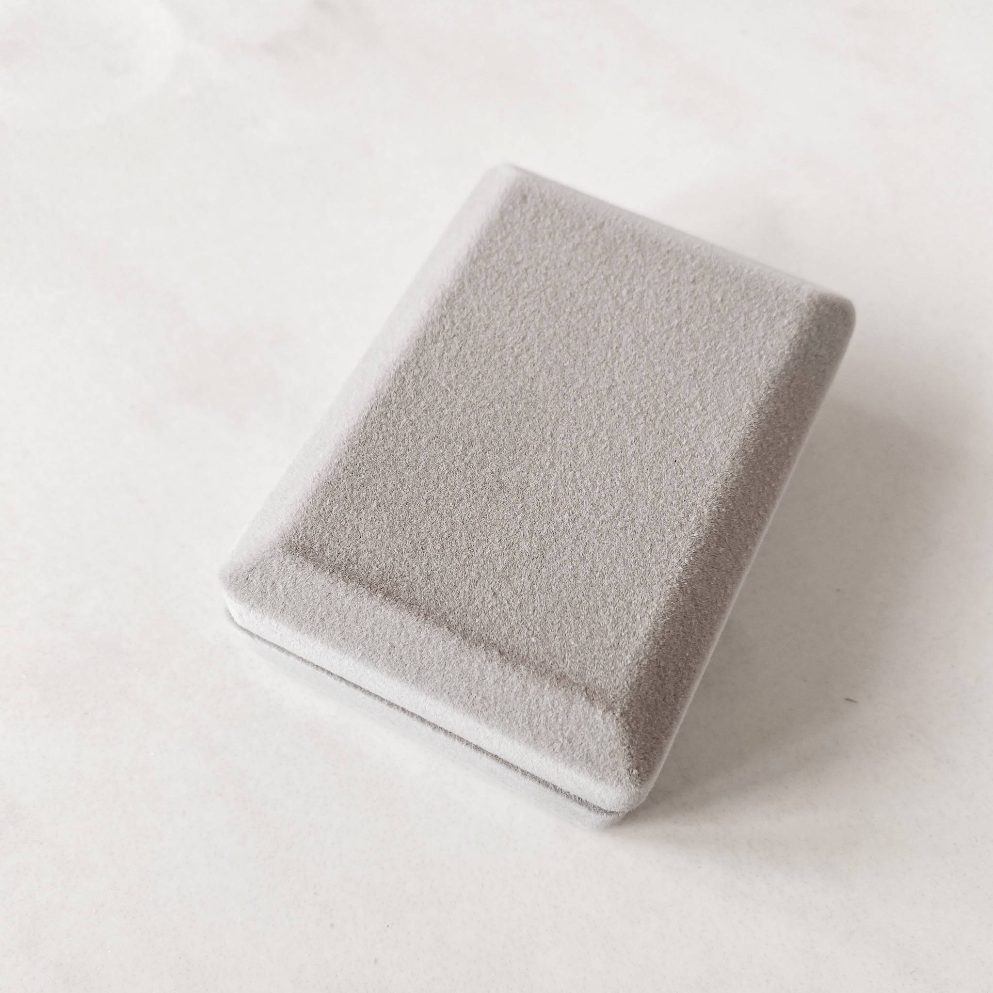 Porta joias colar 57 x 76mm cinza interior branco