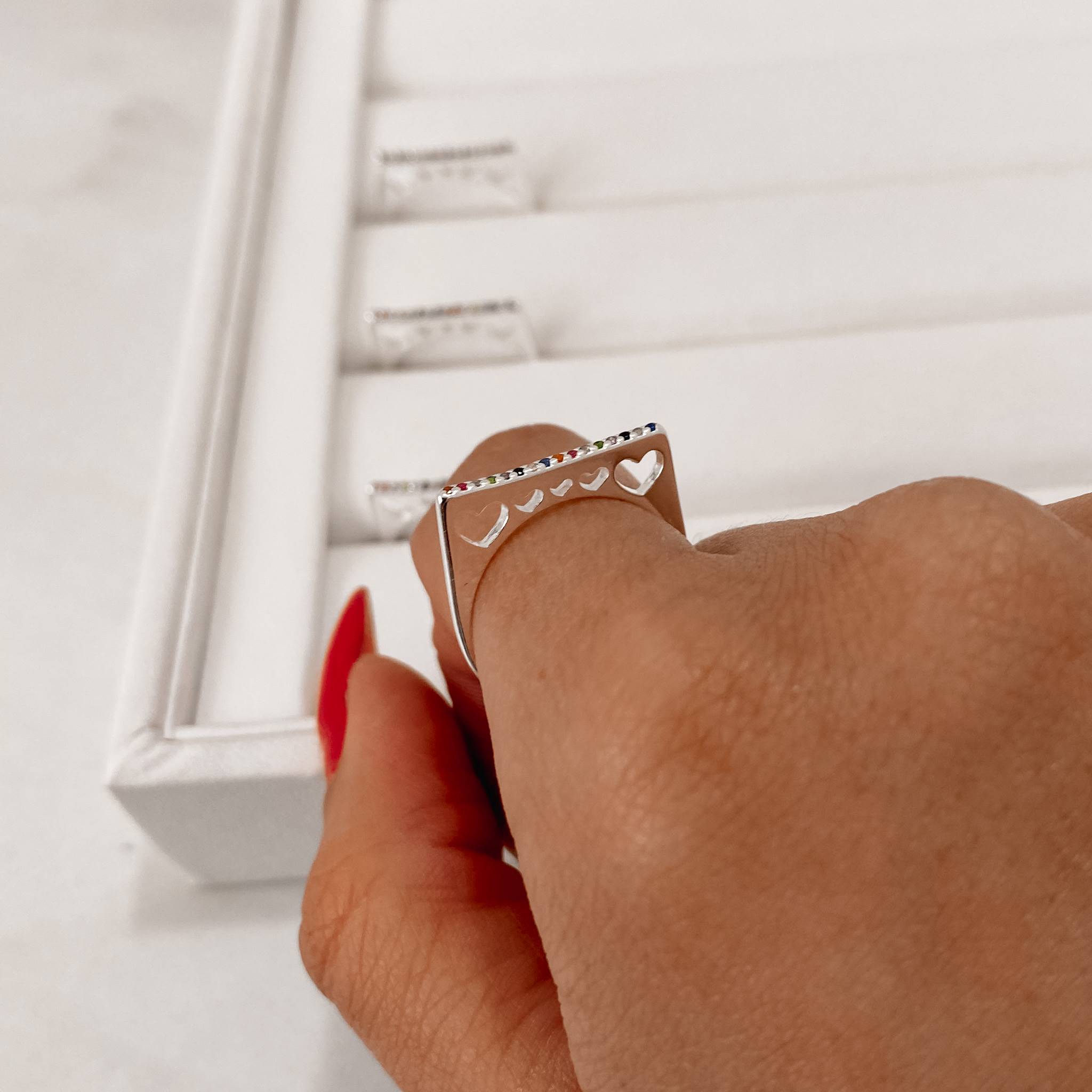 Imagem Secundária Anel reto cravejado colorido detalhe corações