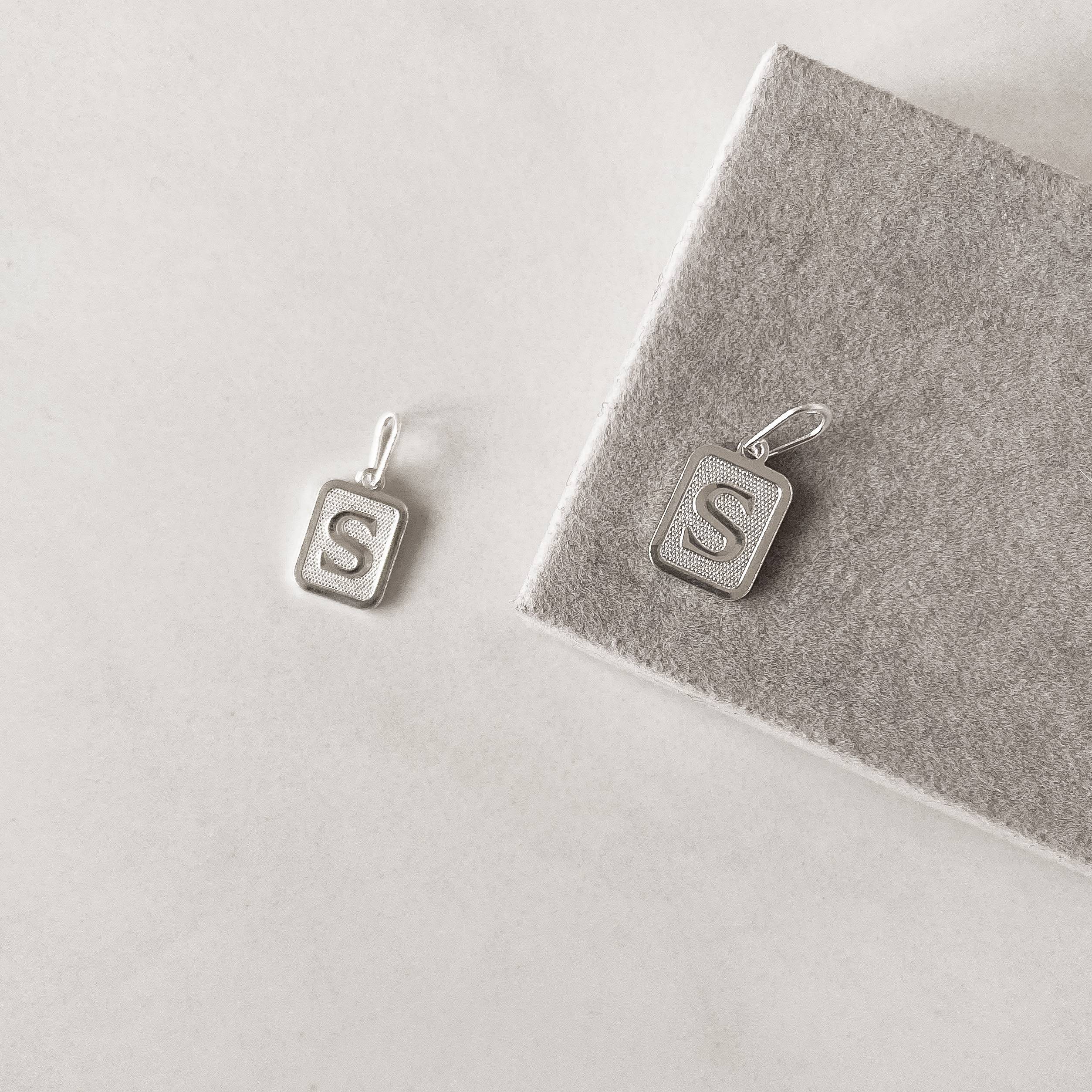 Pingente placa letra S 12mm 