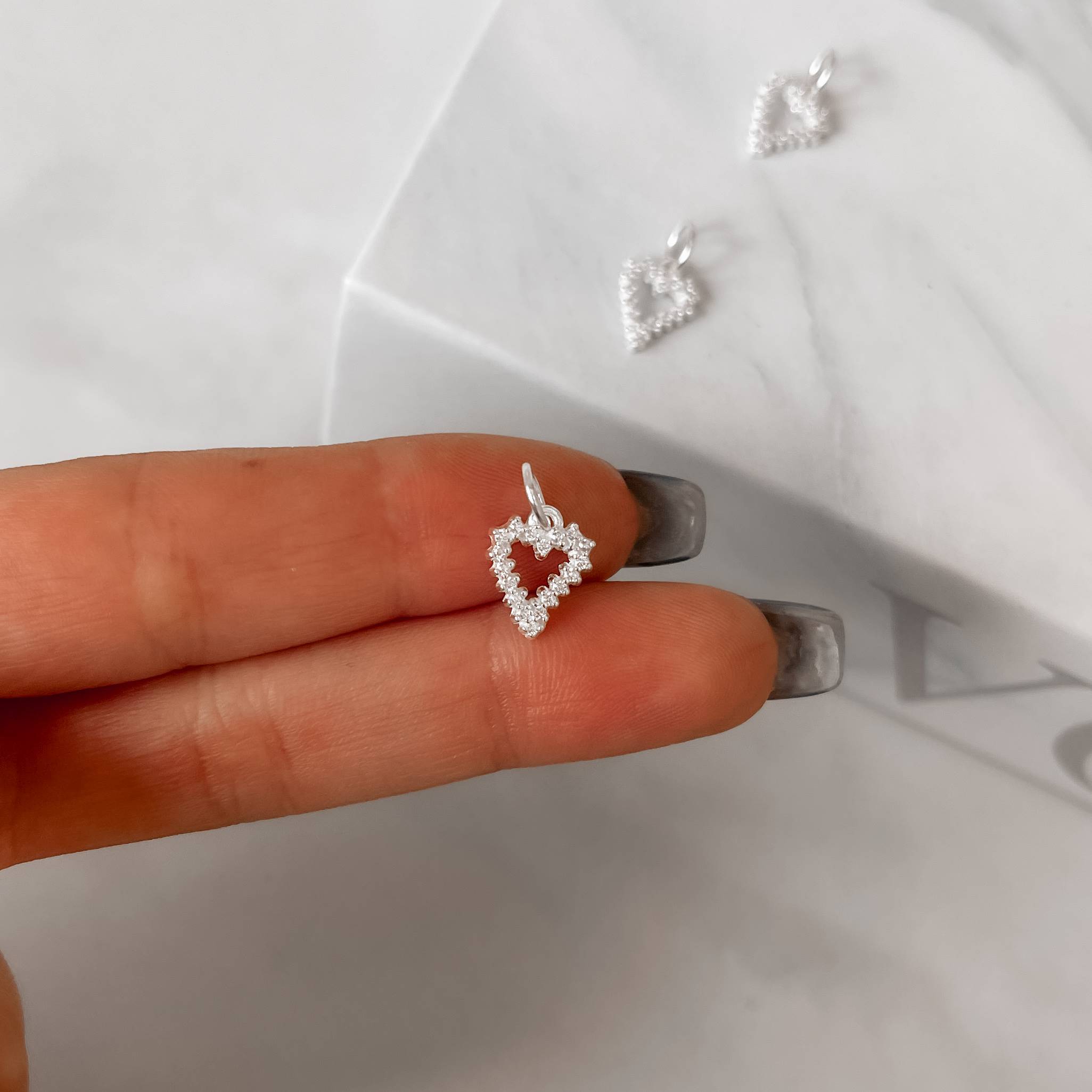 Pingente coração vazado cravejado 10mm