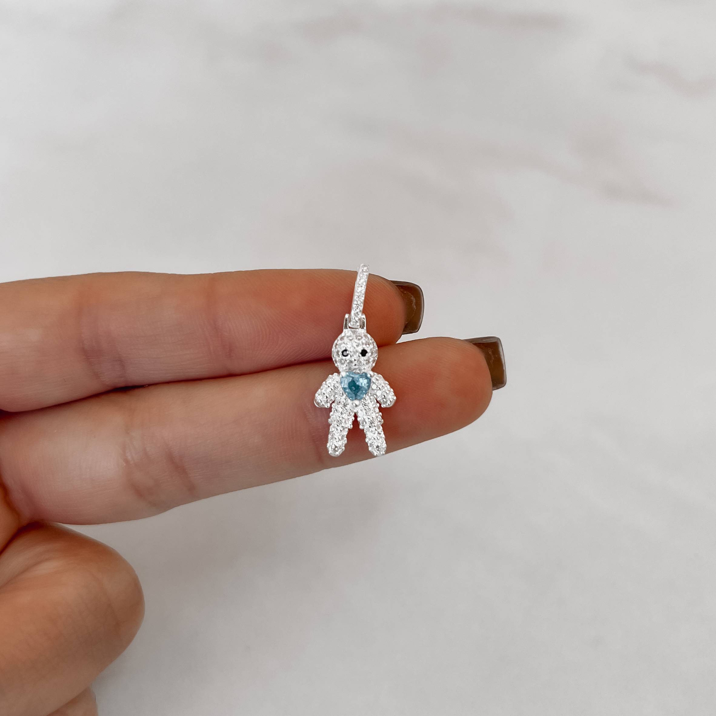 Pingente menino cravejado com zircônia coração azul 16mm