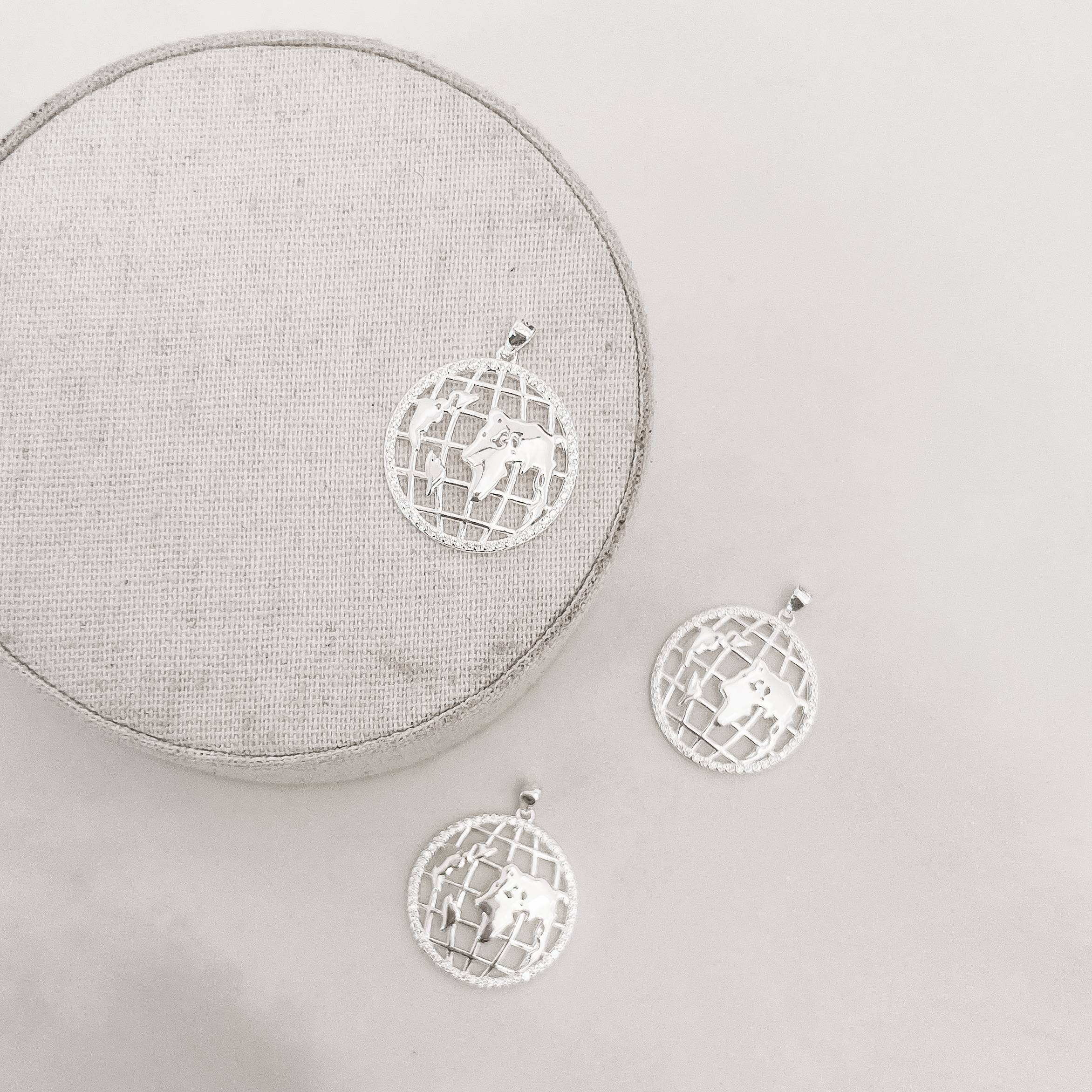 Pingente medalha mundo borda cravejada 22mm