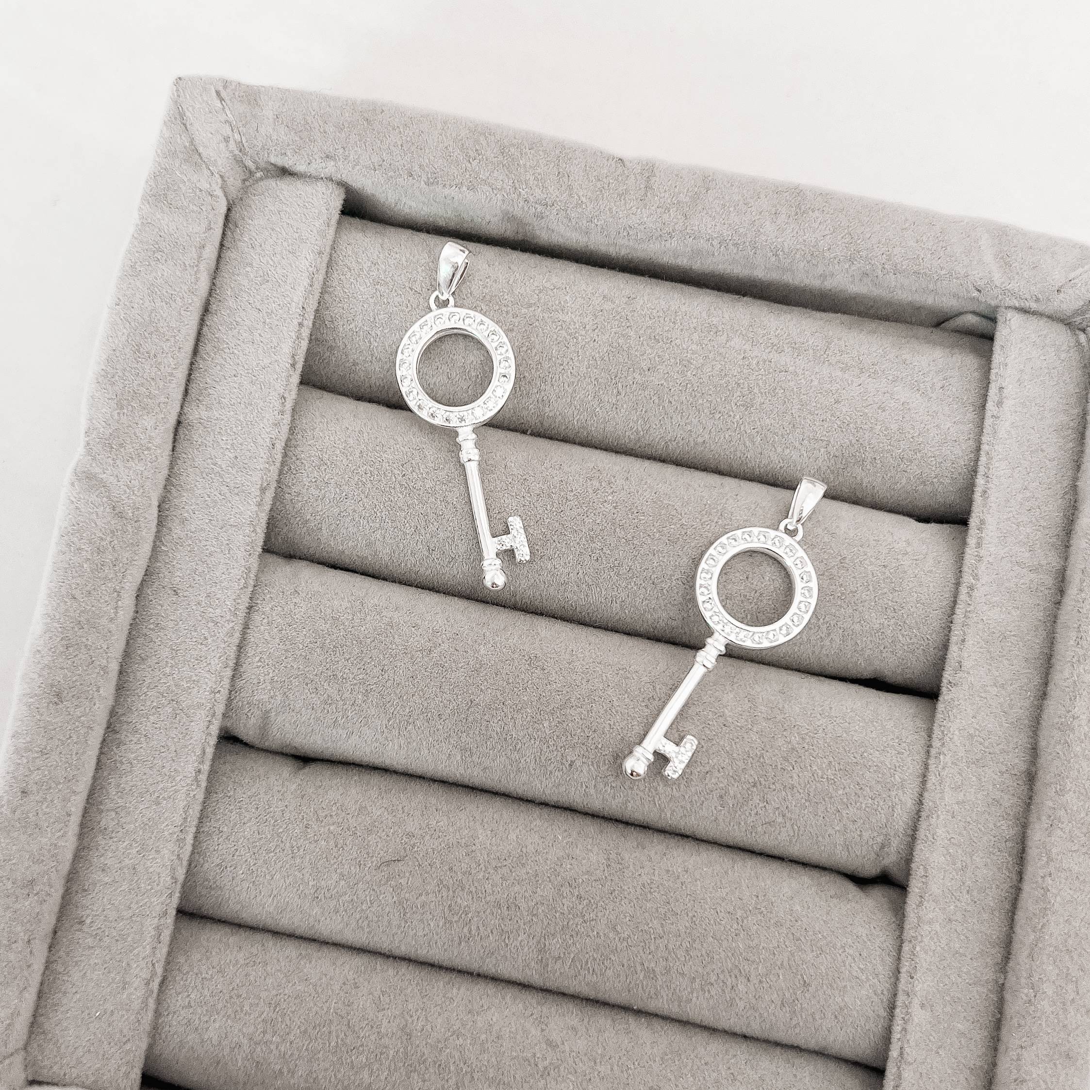 Pingente chave cravejada 29mm