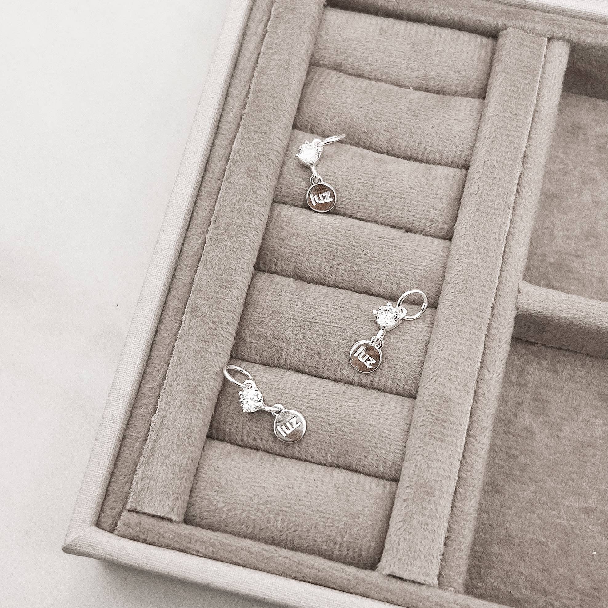 Pingente zircônia cristal 4mm com placa escrito luz 6mm