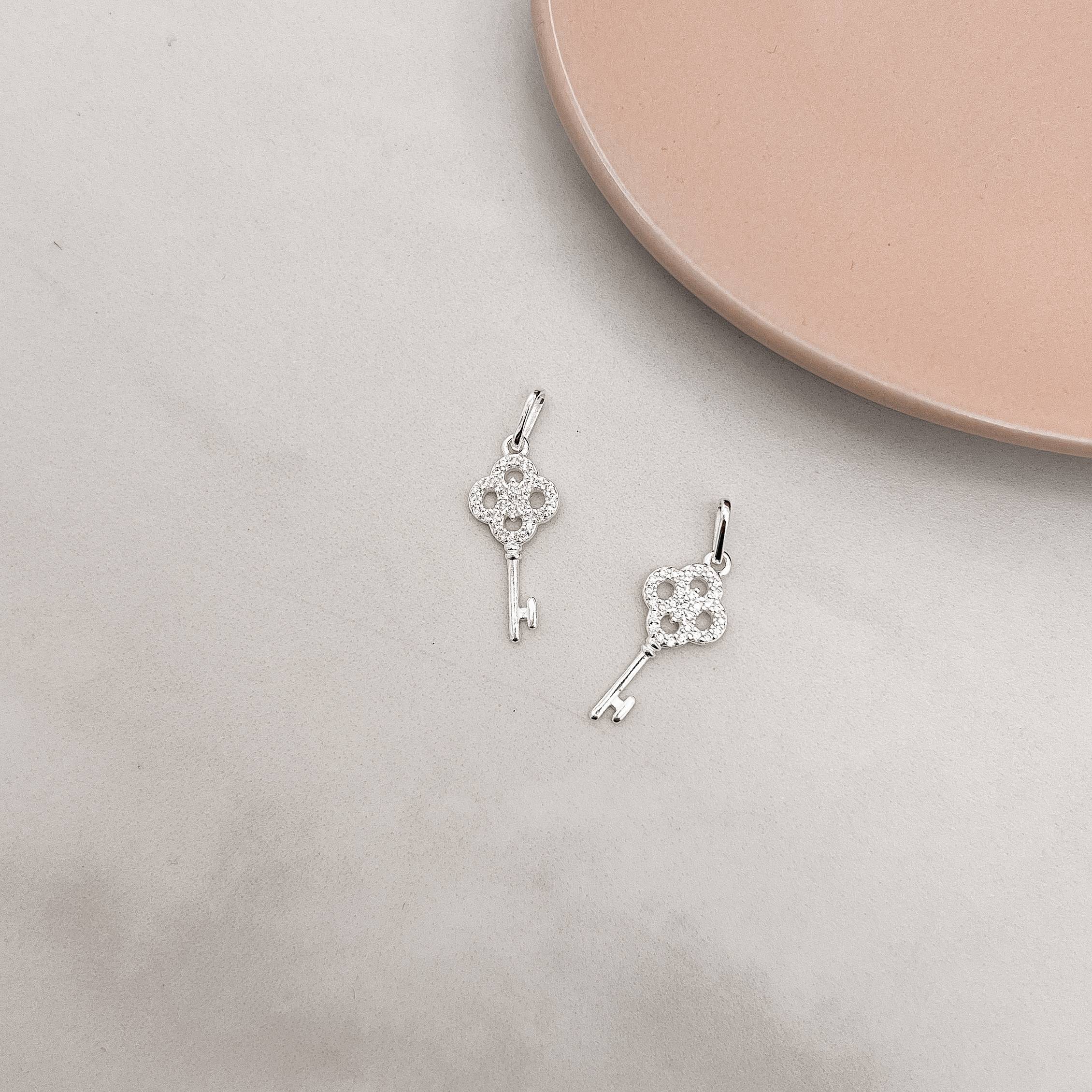 Pingente chave cravejada 20mm