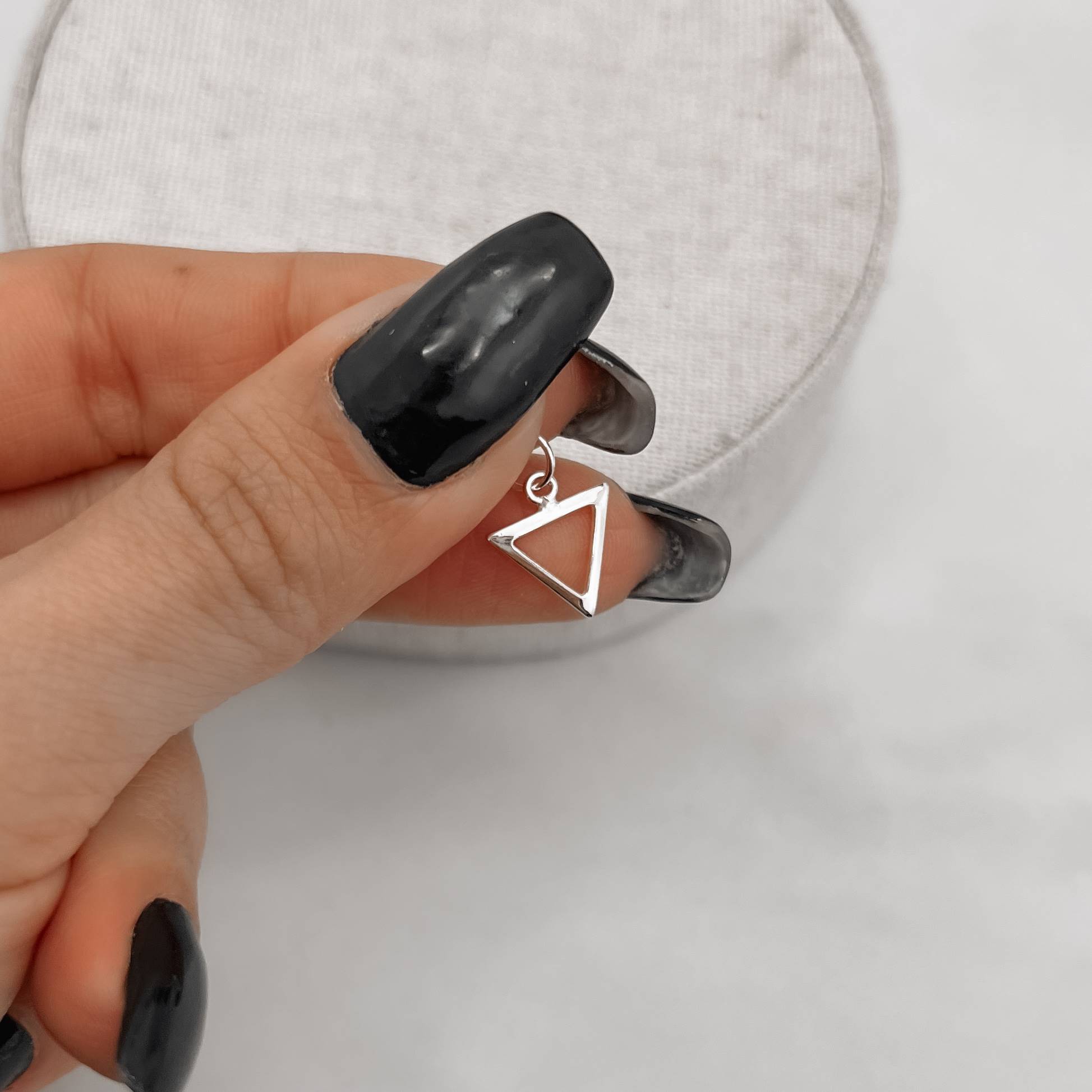 Pingente triângulo vazado 10mm