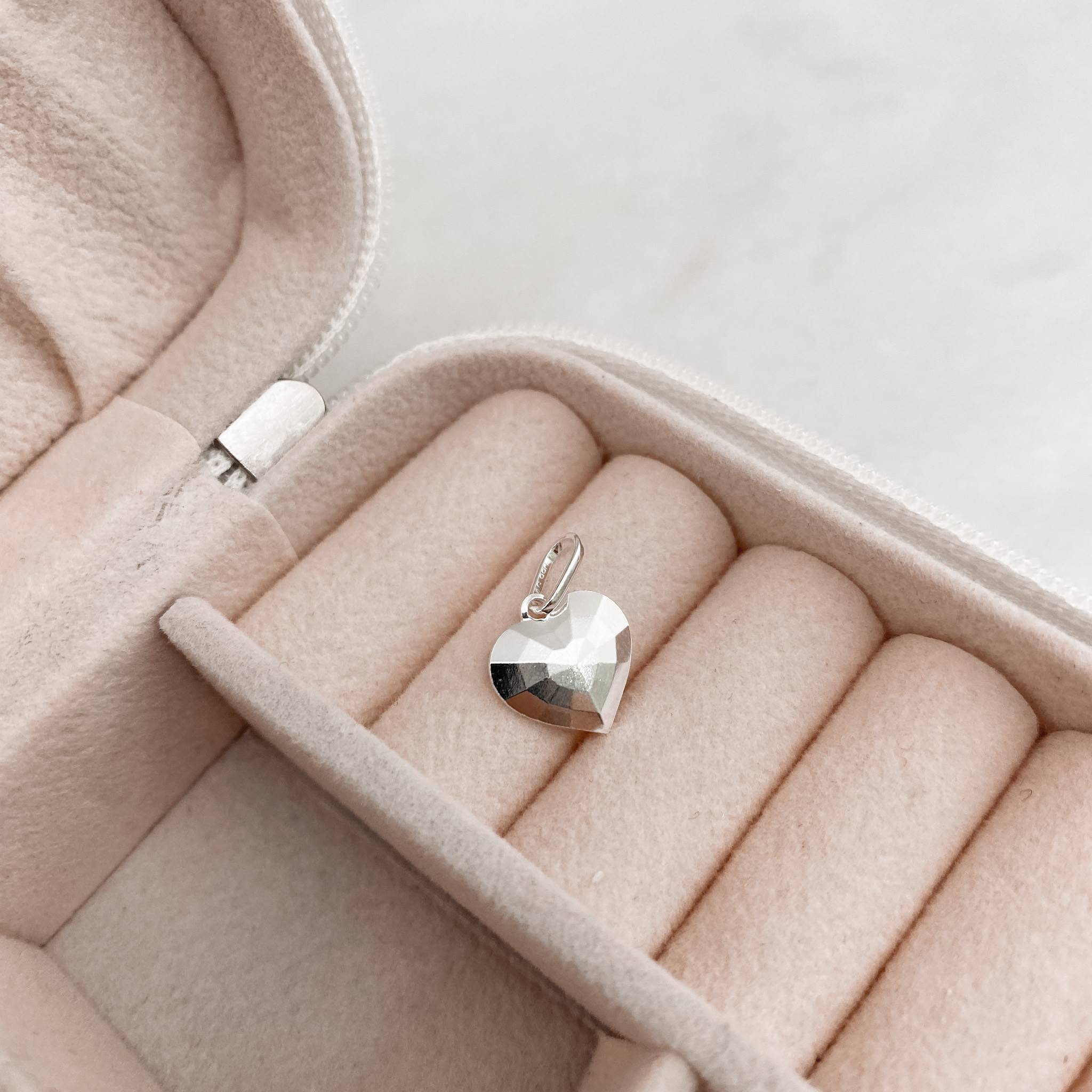 Pingente coração facetado 11mm