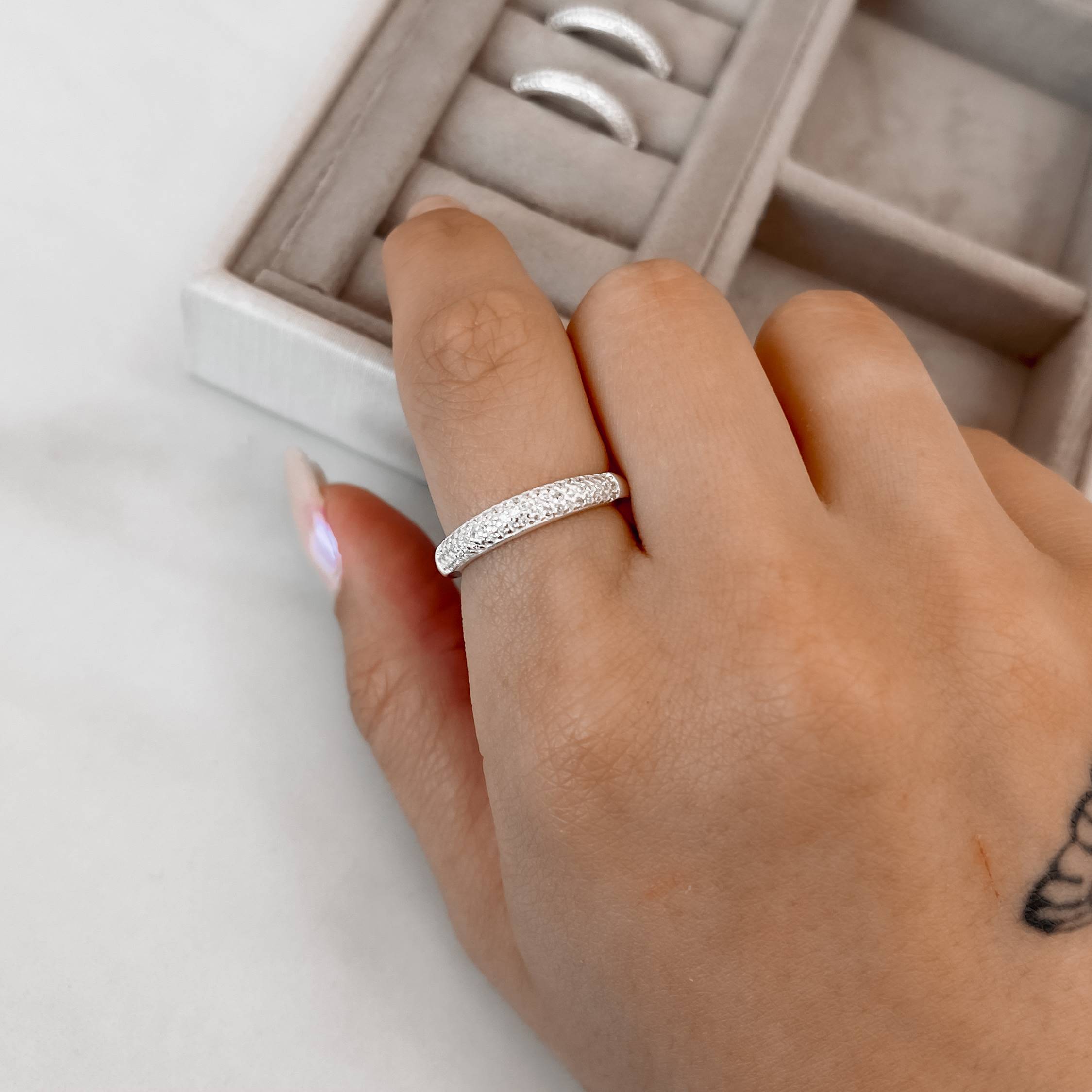 Anel largo cravejado