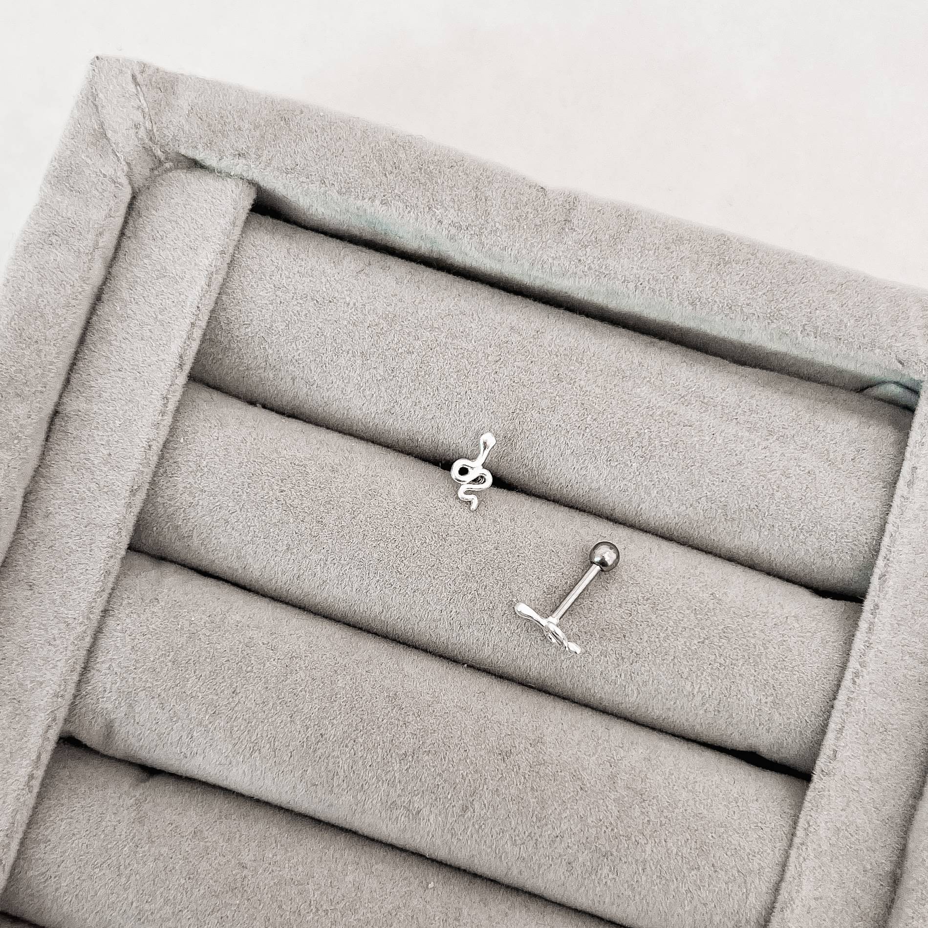 Piercing haste cobra lisa 8mm orelha direita