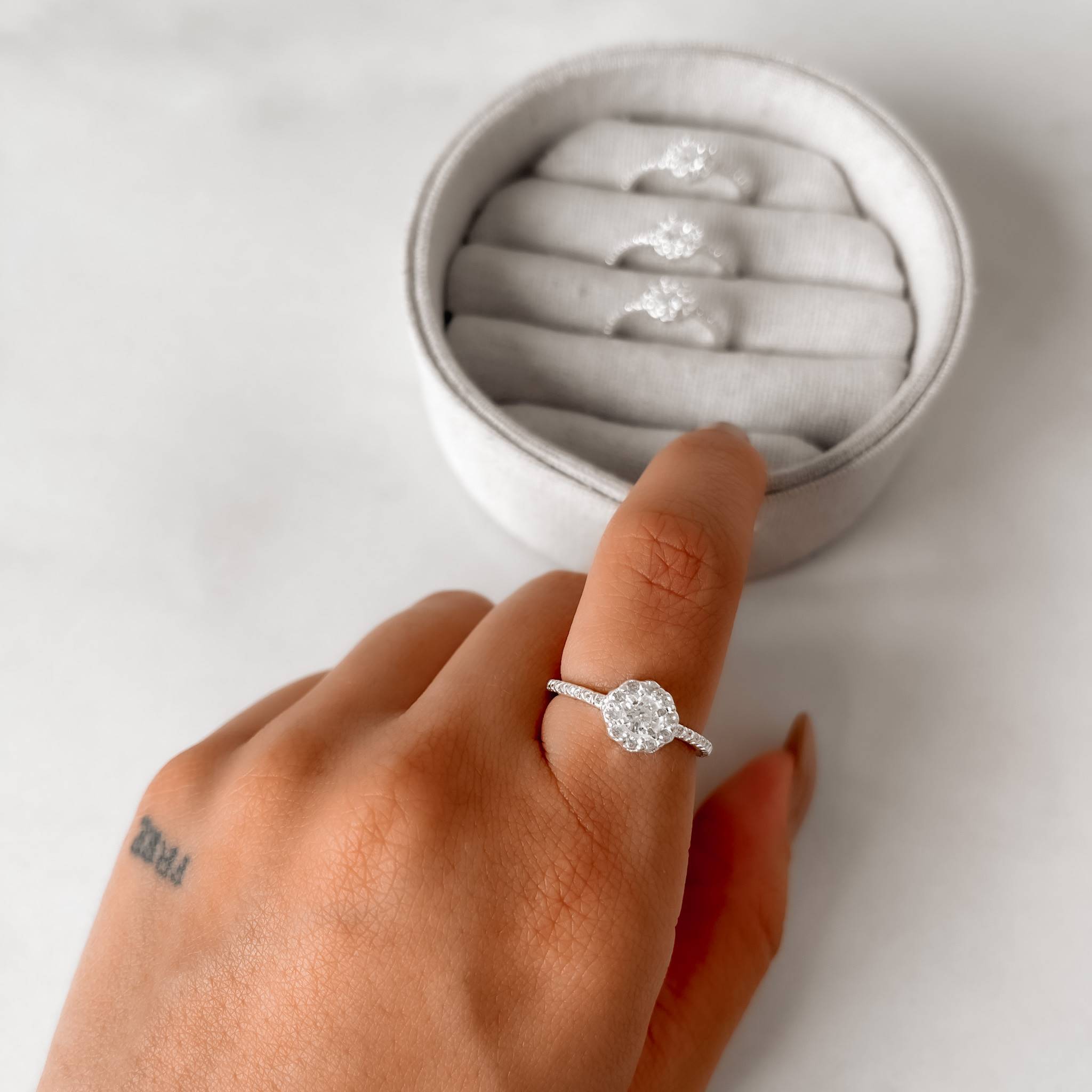 Imagem Anel meia aliança com botão cravejado