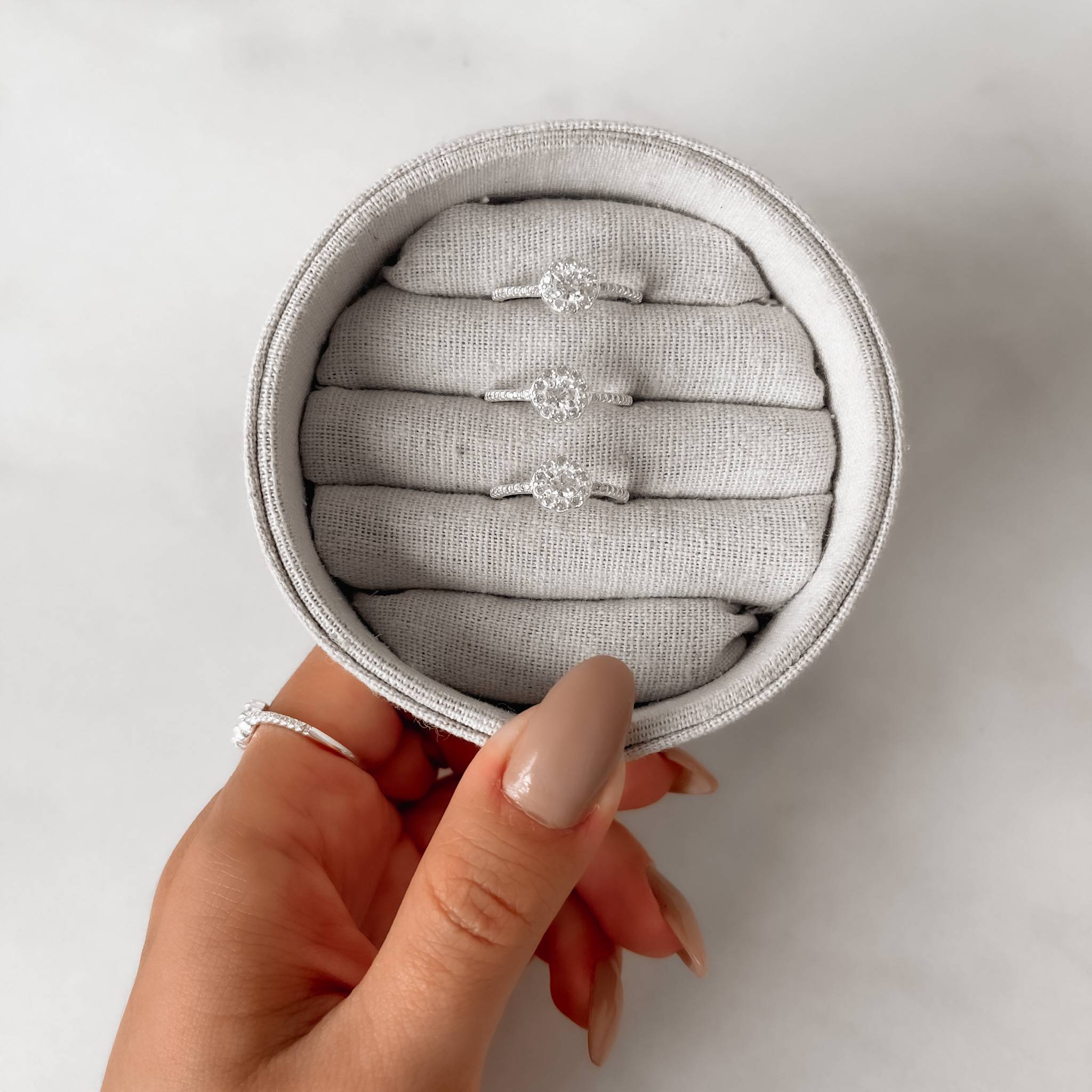 Imagem Secundária Anel meia aliança com botão cravejado