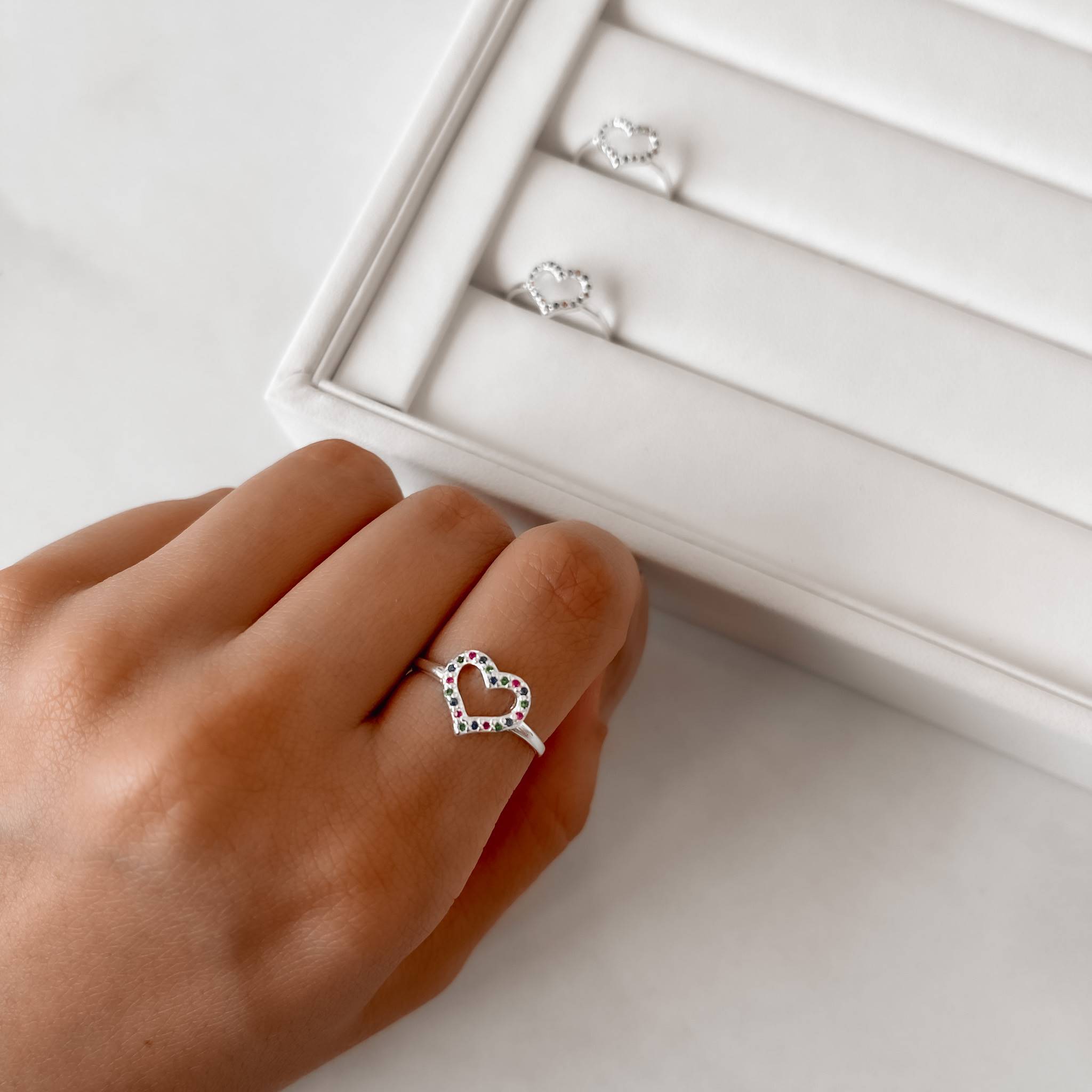 Imagem Anel coração vazado cravejado colorido 10mm