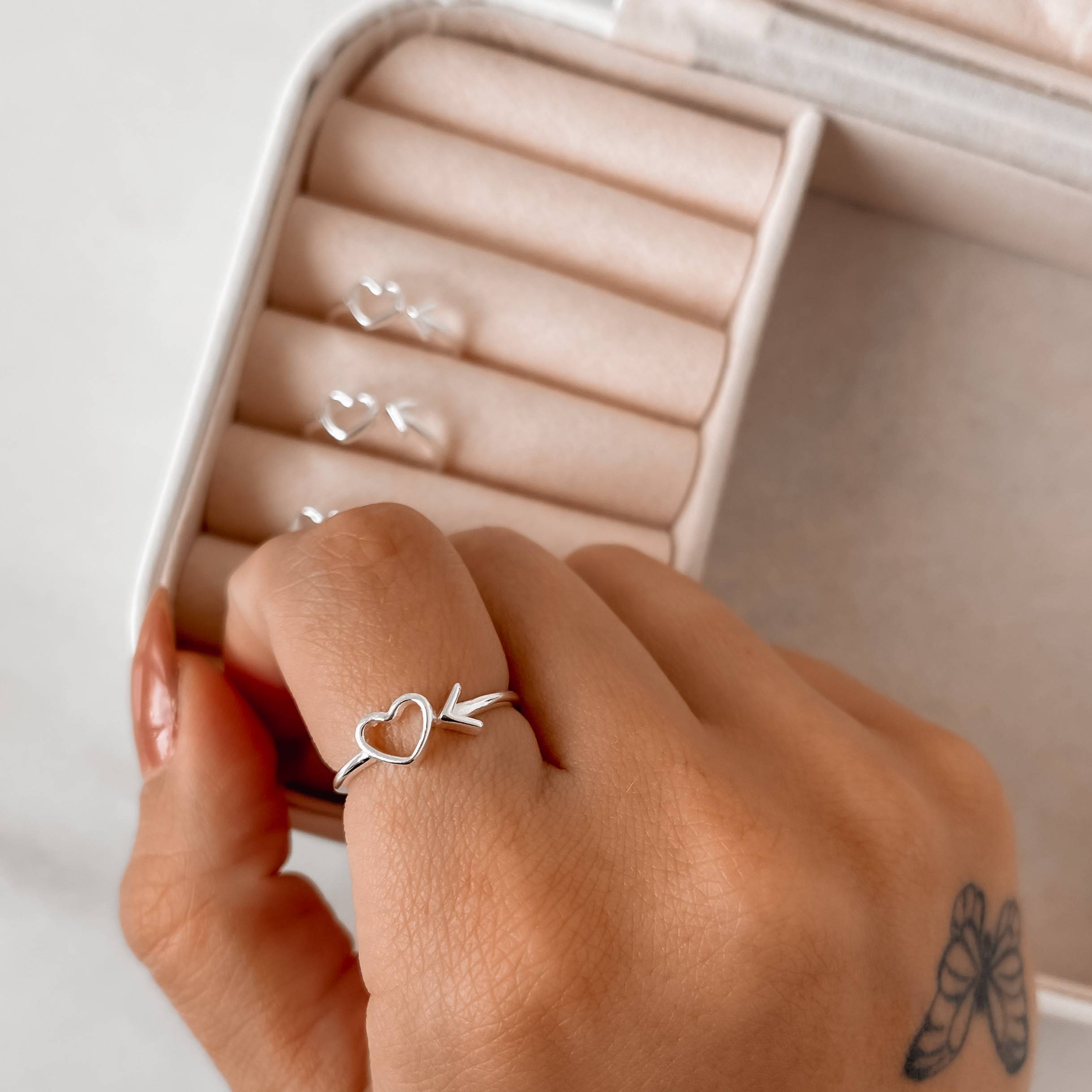 Imagem Anel aberto coração vazado e seta