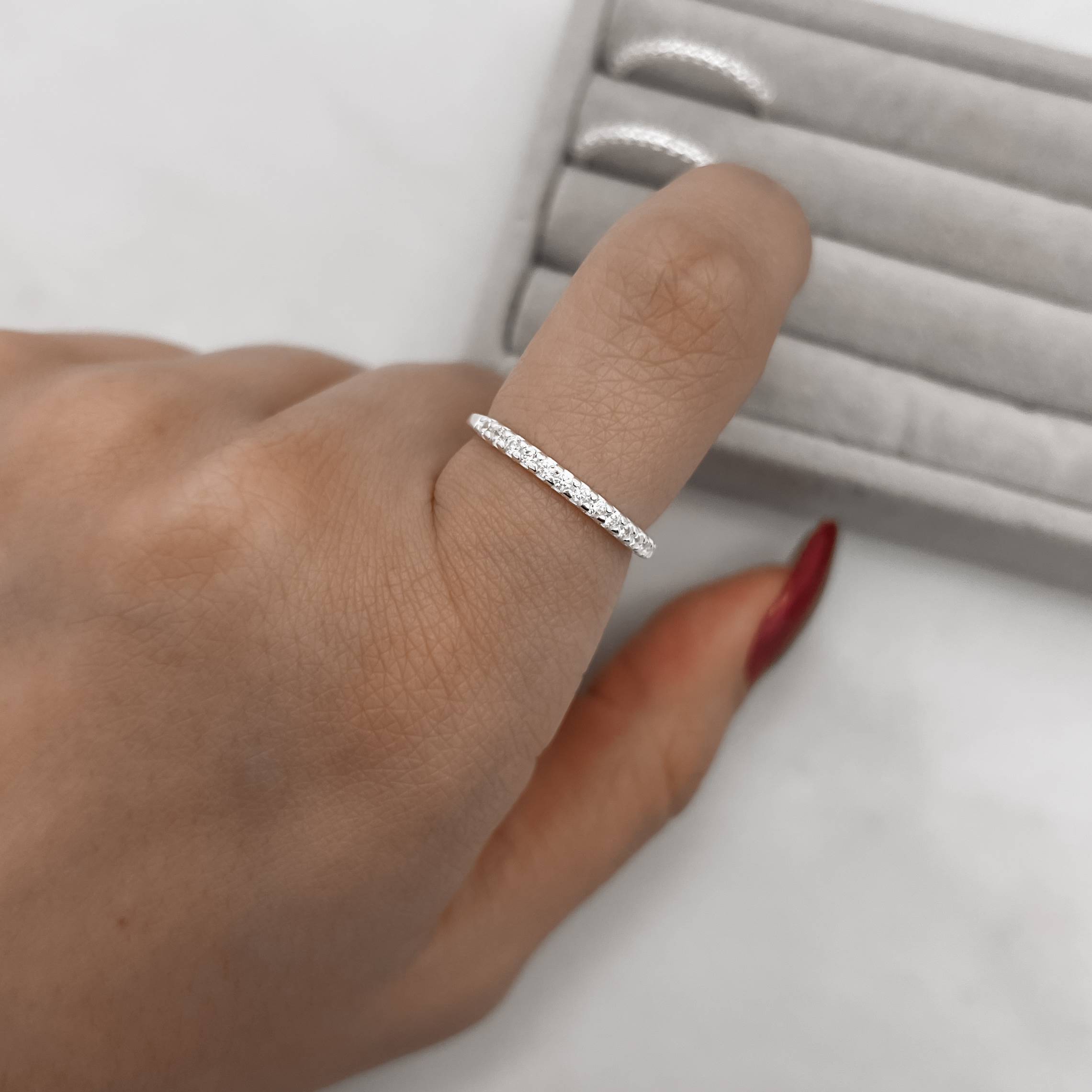 Imagem Secundária Anel meia aliança cravejada cristal