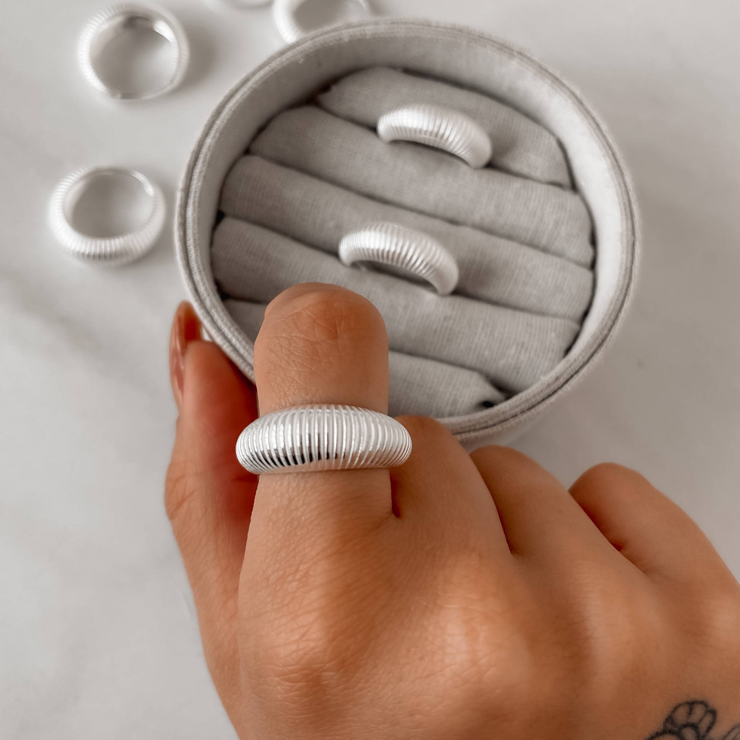 Anel largo detalhe riscado