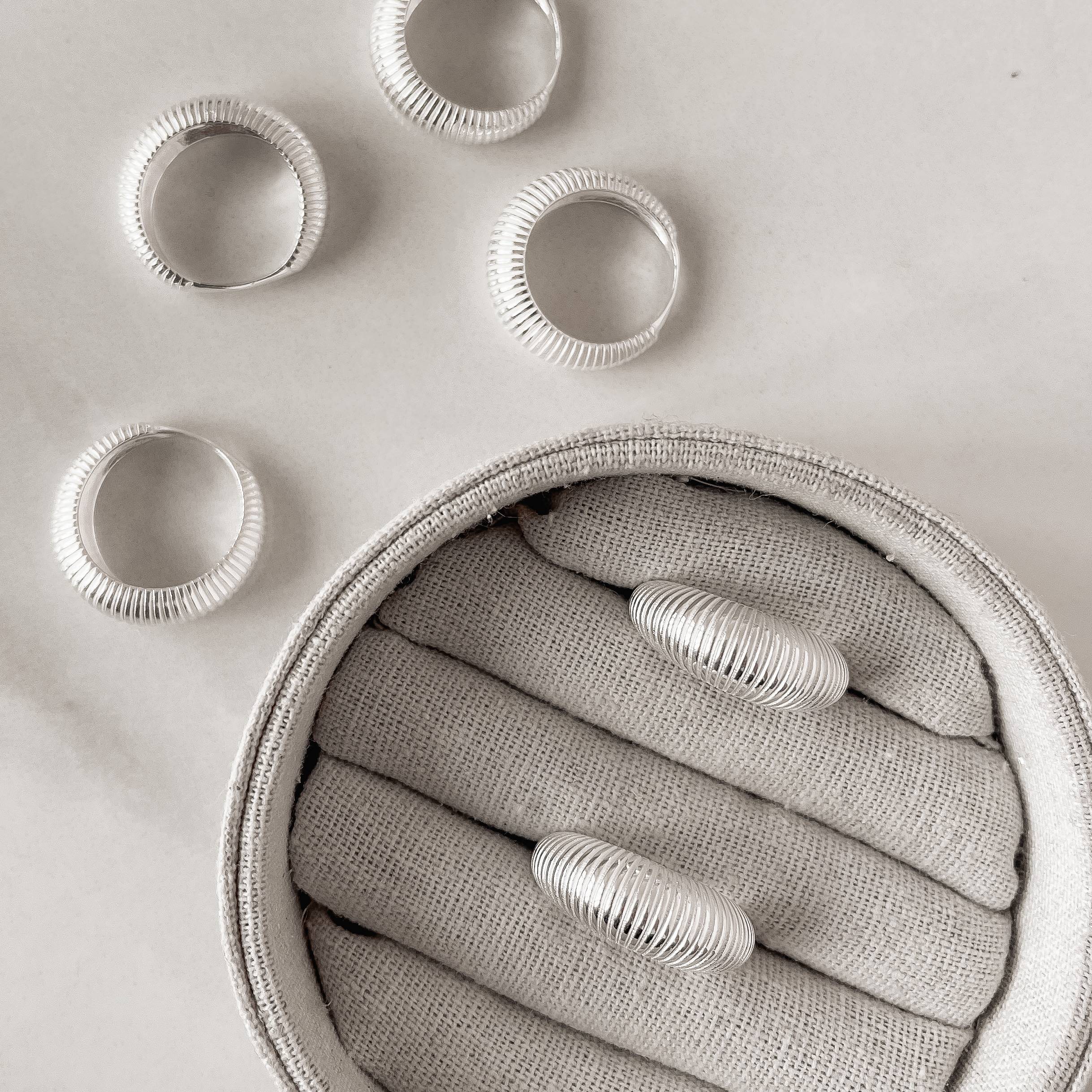 Imagem Secundária Anel largo detalhe riscado