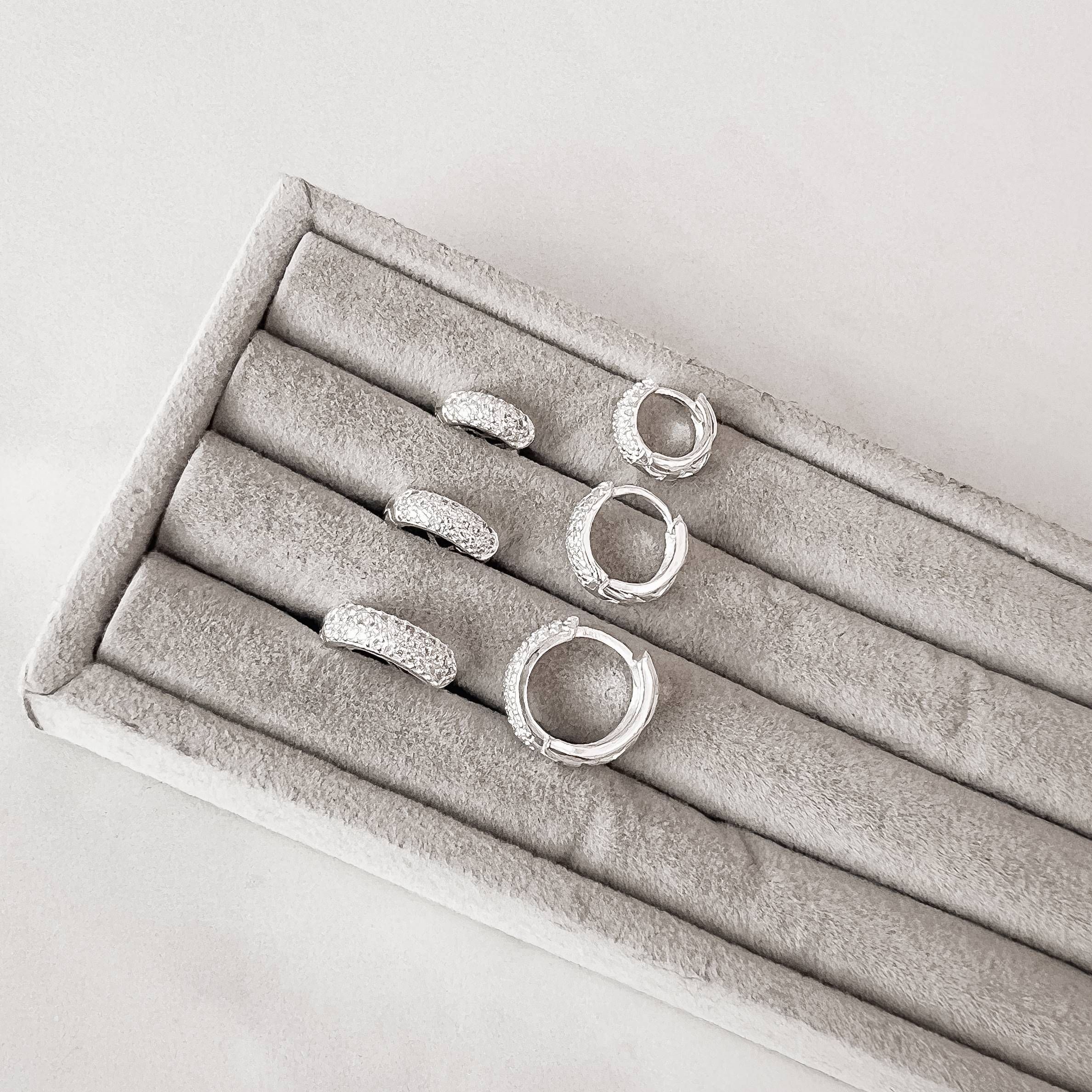 Trio argolas click 9, 11 e 13mm cravejada detalhe geométrico