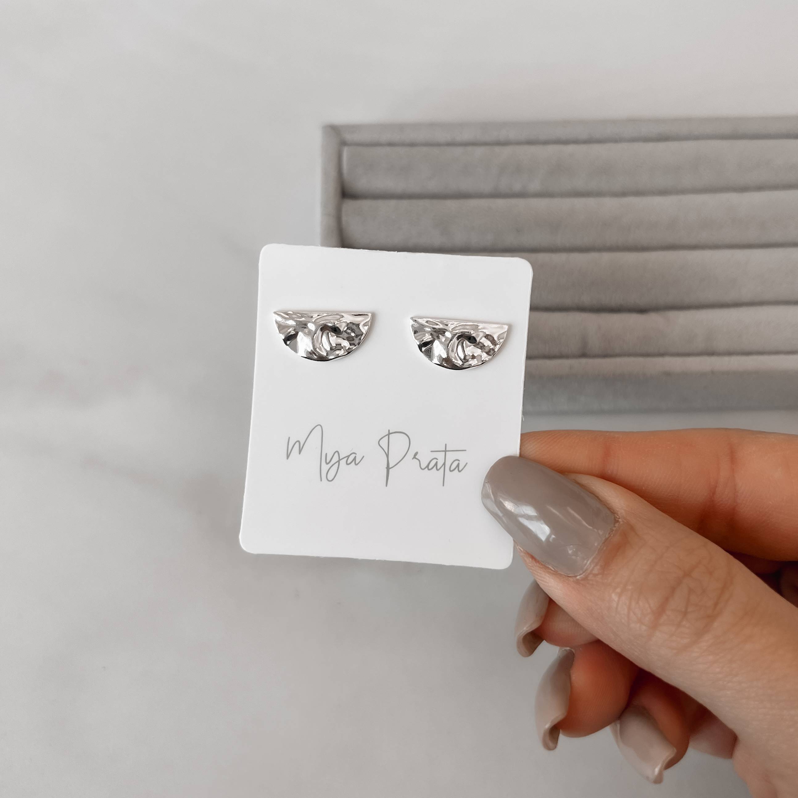 Imagem Brinco meia lua detalhe texturizado 15mm