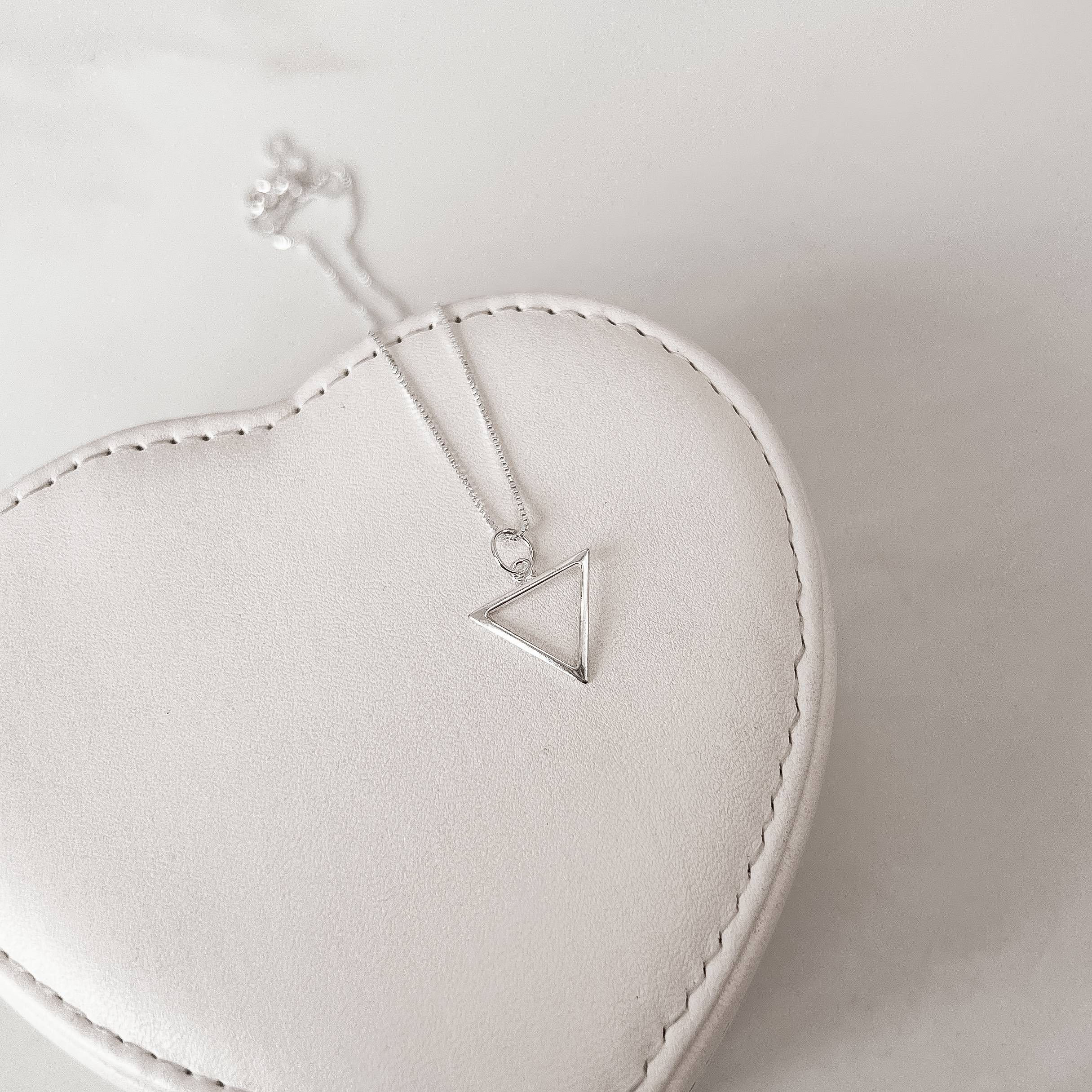 Imagem Colar pingente triângulo vazado 12mm 40cm