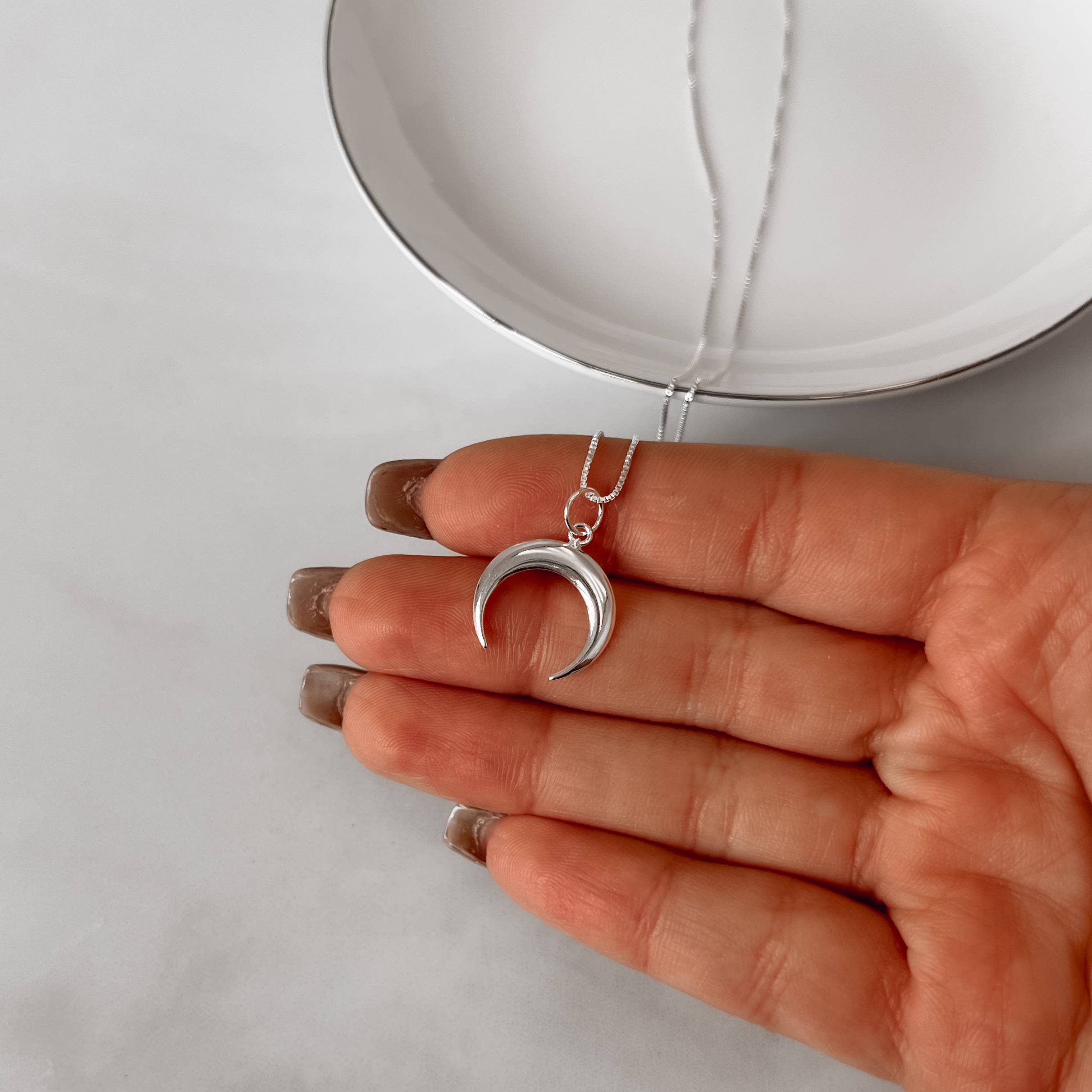 Imagem Secundária Colar pingente lua invertida fina 16mm 45cm