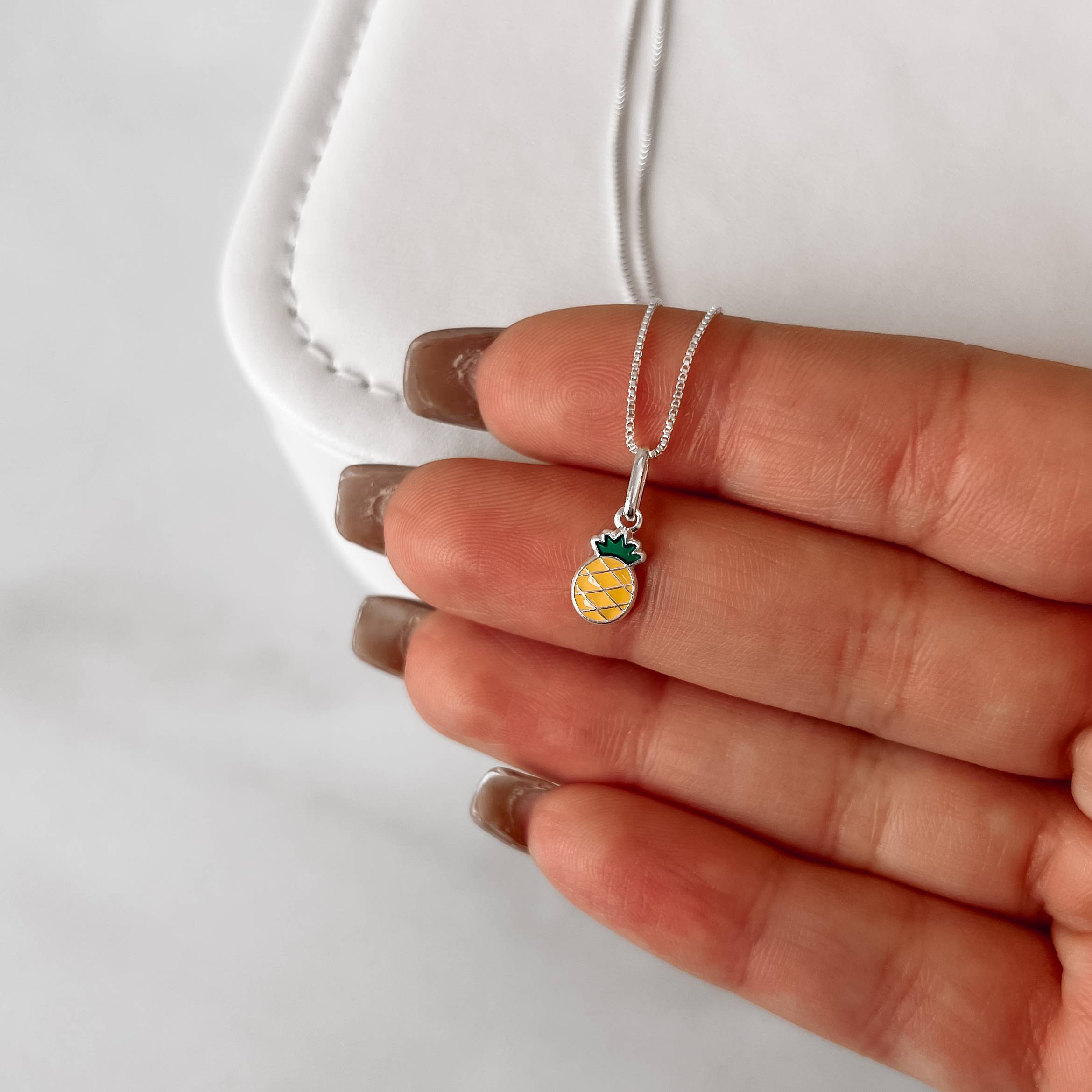 Imagem Secundária Colar pingente abacaxi resina 10mm 40cm