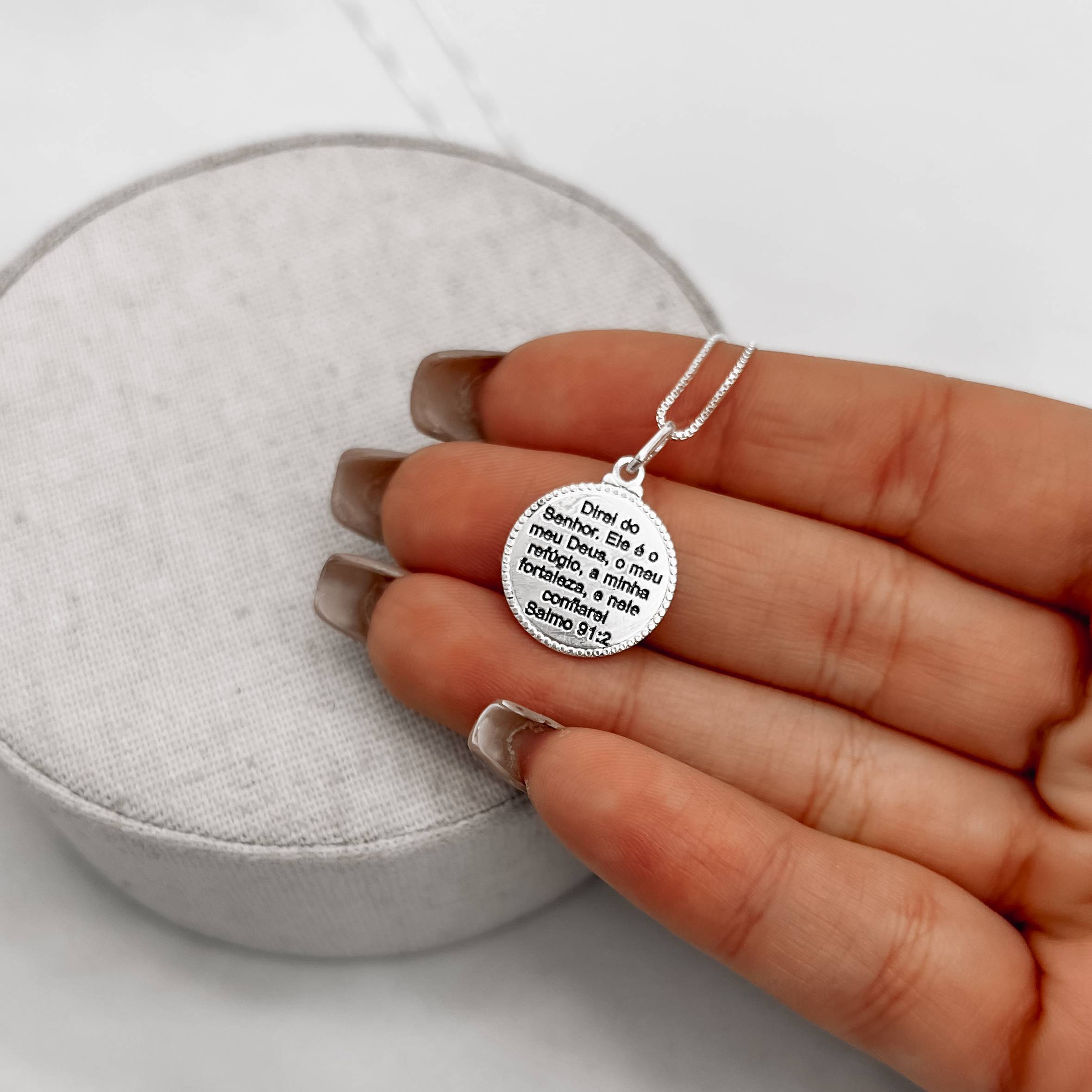 Imagem Secundária Colar pingente medalha Salmo 91:2 resina 15mm 45cm