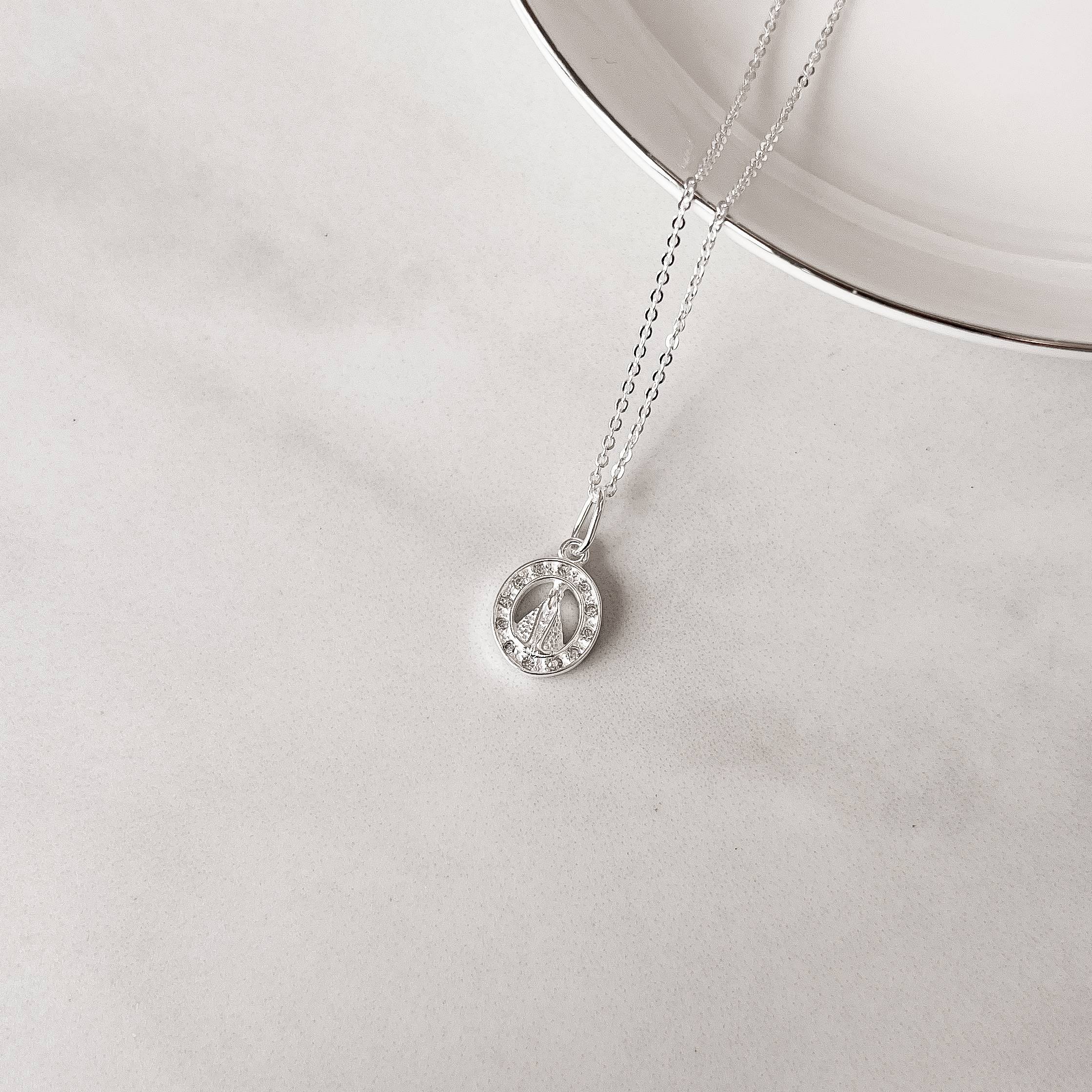 Imagem Colar pingente medalha Nsa. Sra. Aparecida cravejada 11mm corrente cadeadinho 45cm