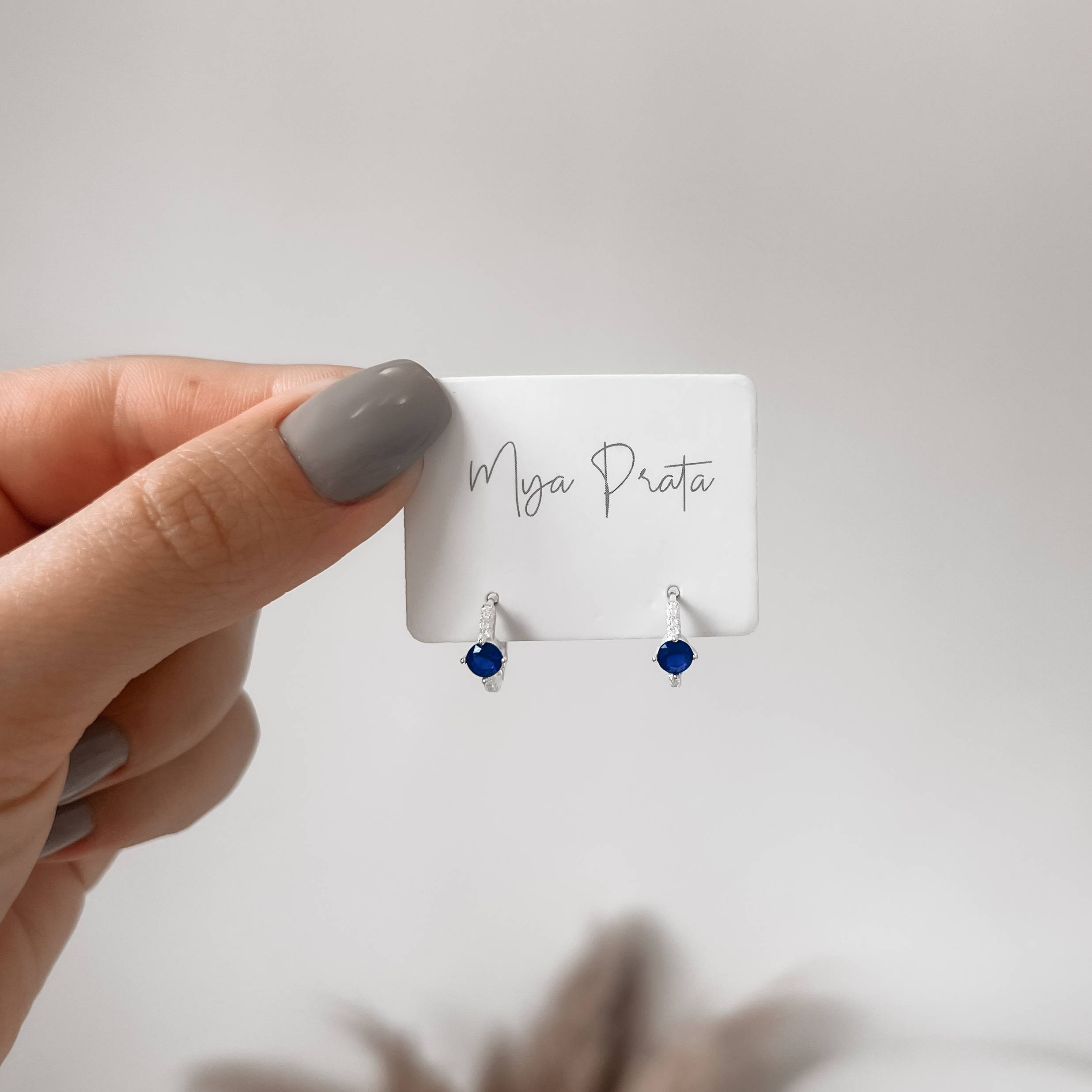 Imagem Secundária Argola click cravejada 11mm detalhe zircônia redonda azul