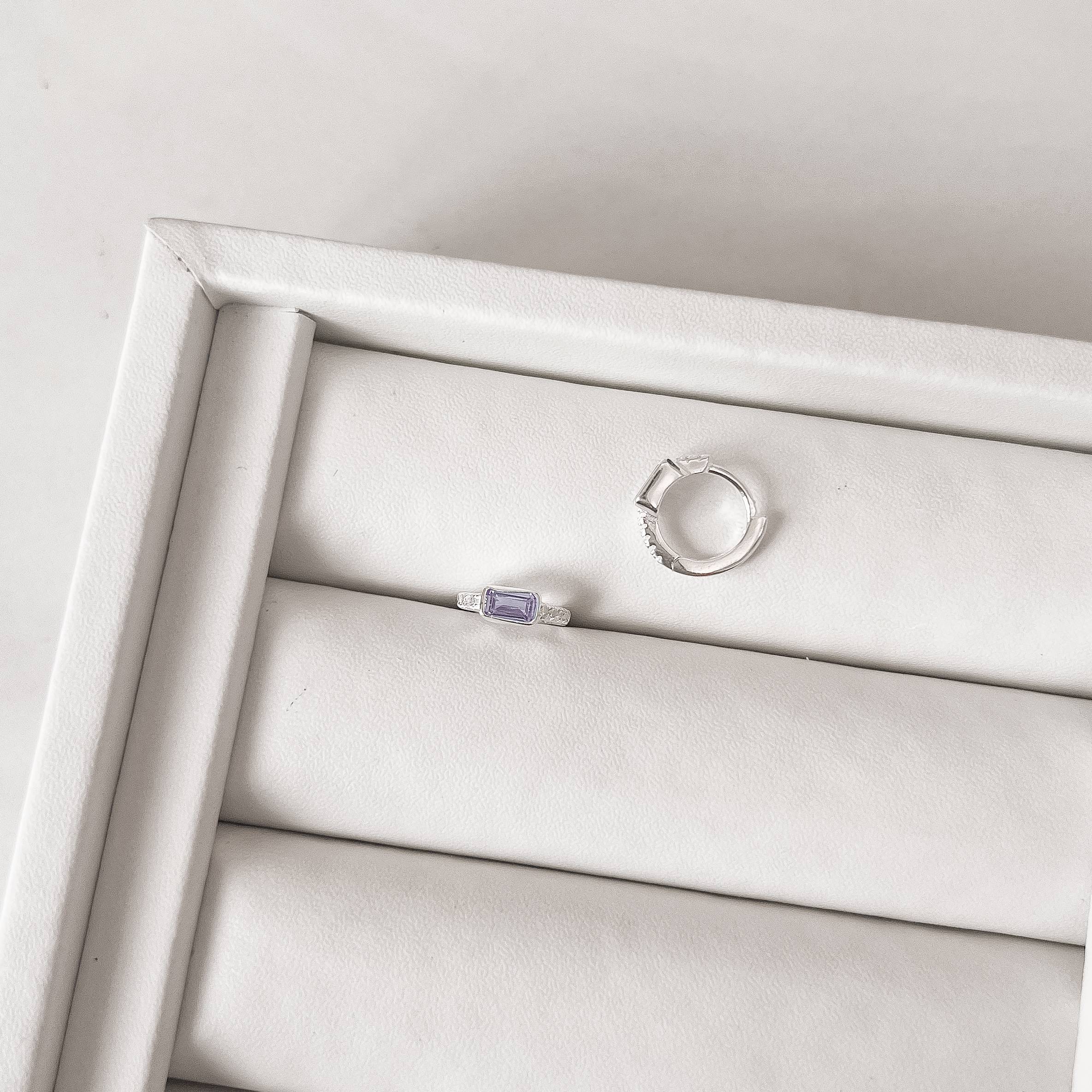 Imagem Argola click cravejada 11mm detalhe zircônia retangular lilás