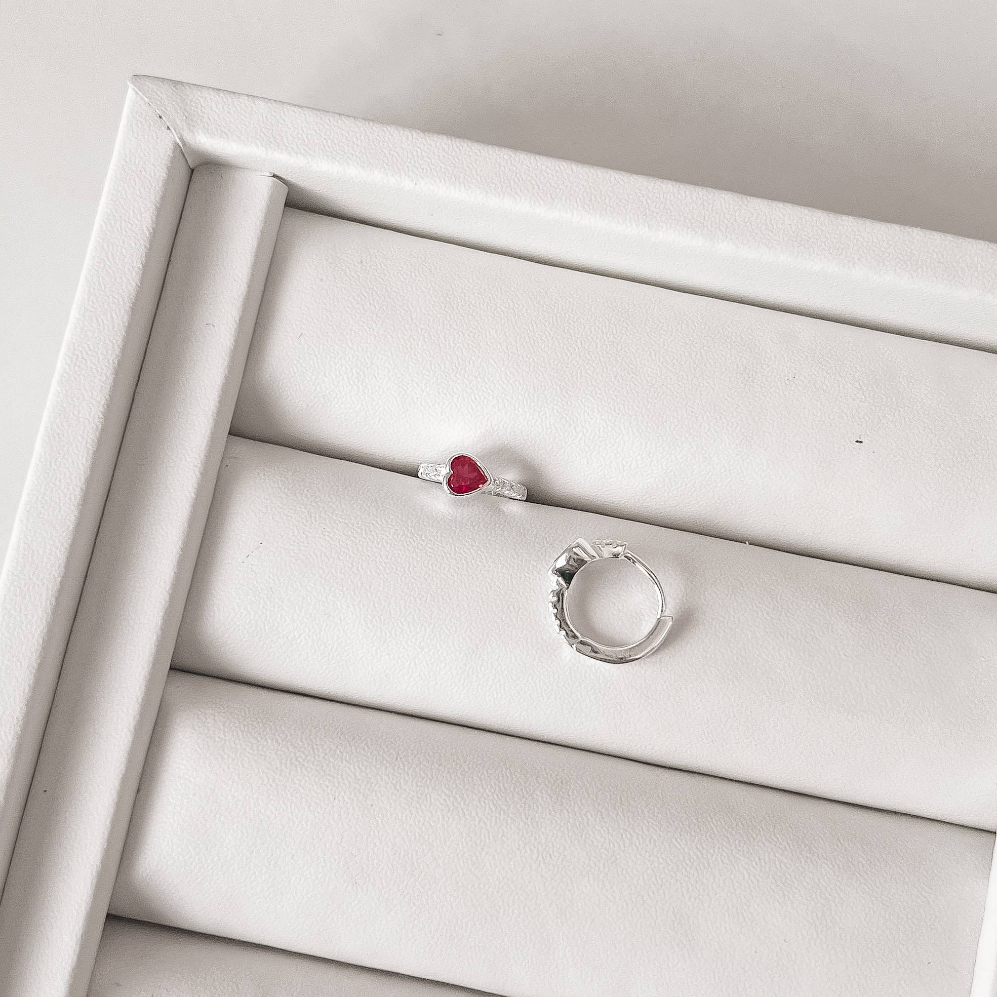 Imagem Argola click cravejada 11mm detalhe zircônia coração pink