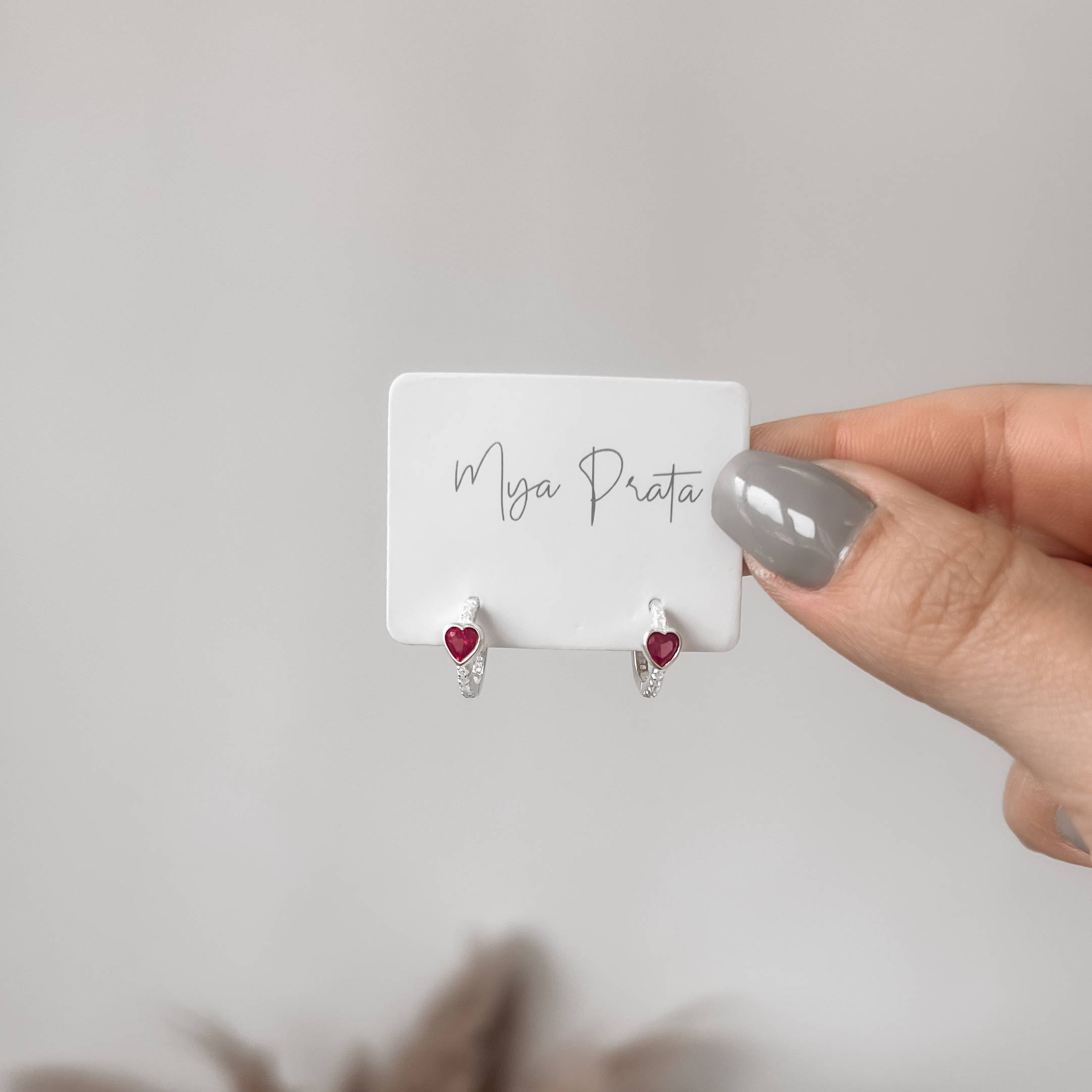 Imagem Secundária Argola click cravejada 11mm detalhe zircônia coração pink