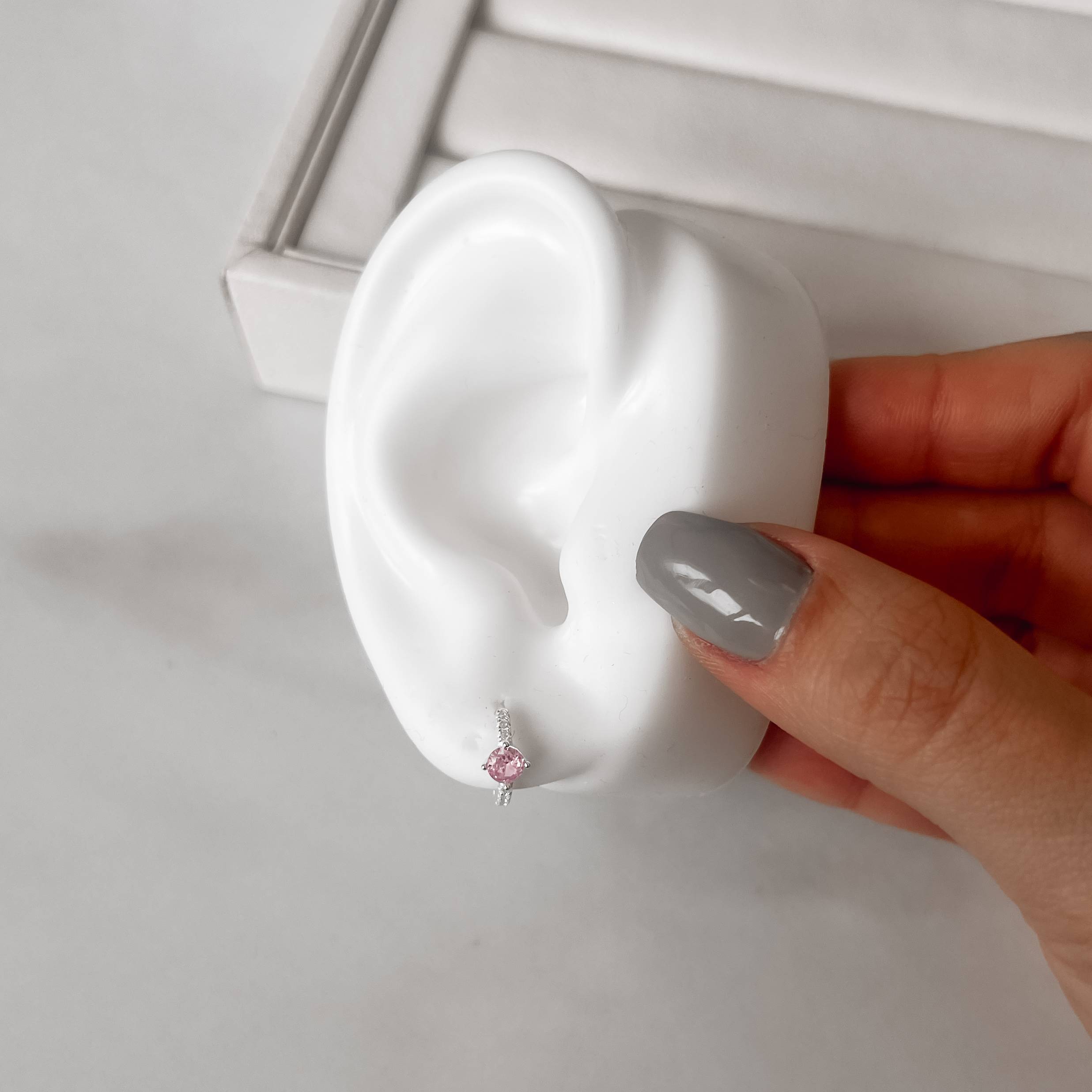 Imagem Secundária Argola click cravejada 11mm detalhe zircônia redonda rosa