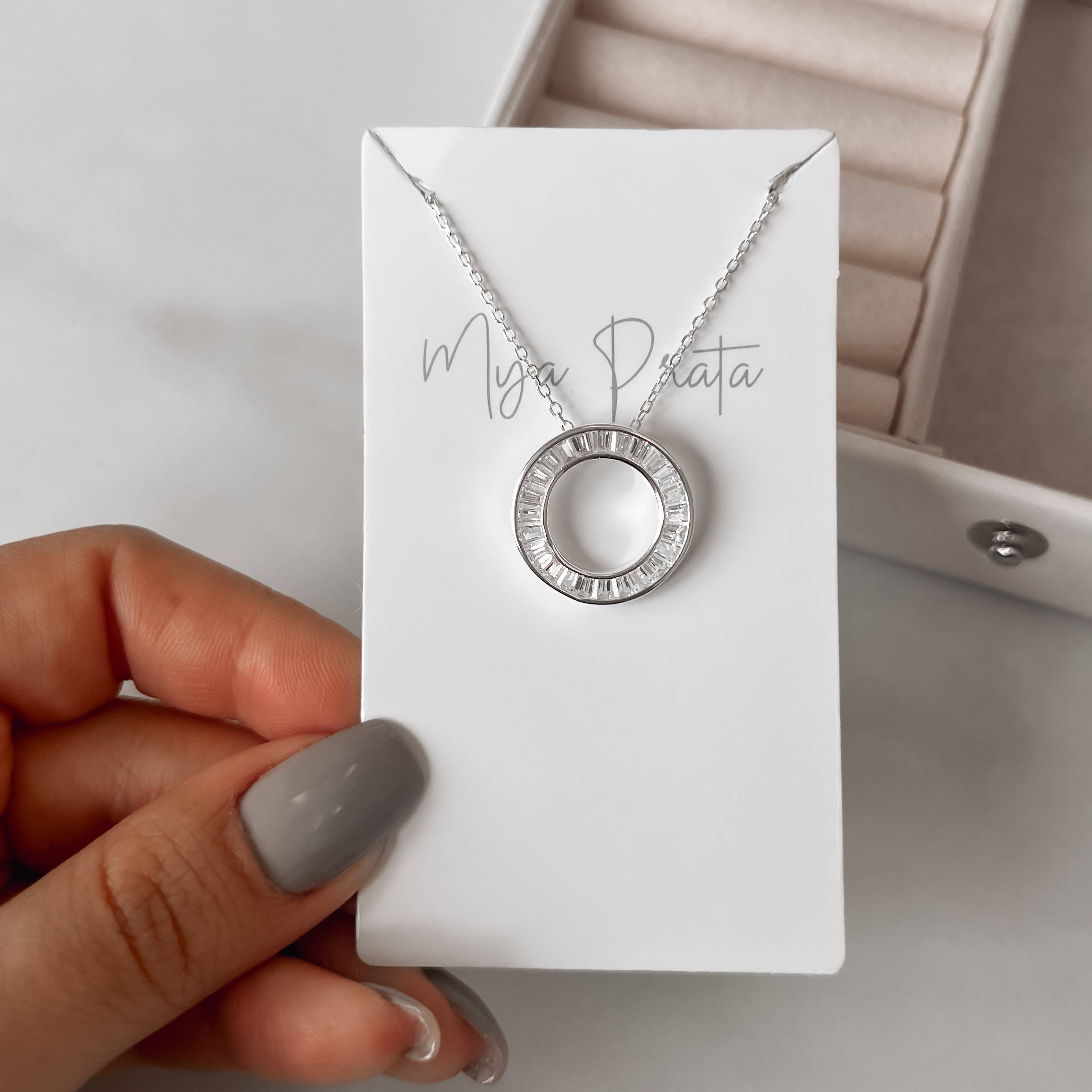 Colar círculo vazado cravejado 19mm corrente cadeado 40+5cm