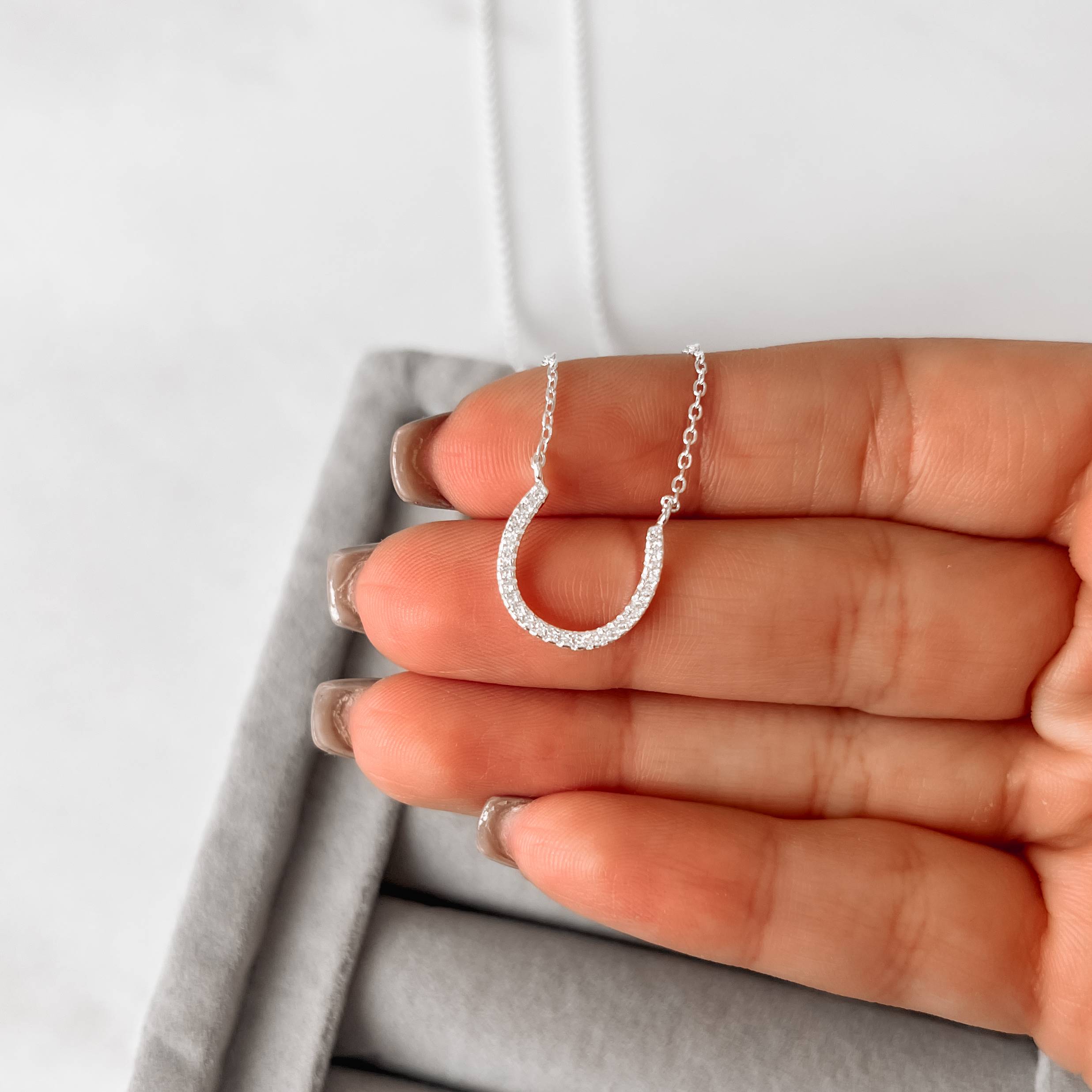 Imagem Colar ferradura toda cravejada 15mm corrente cadeado 40+5cm