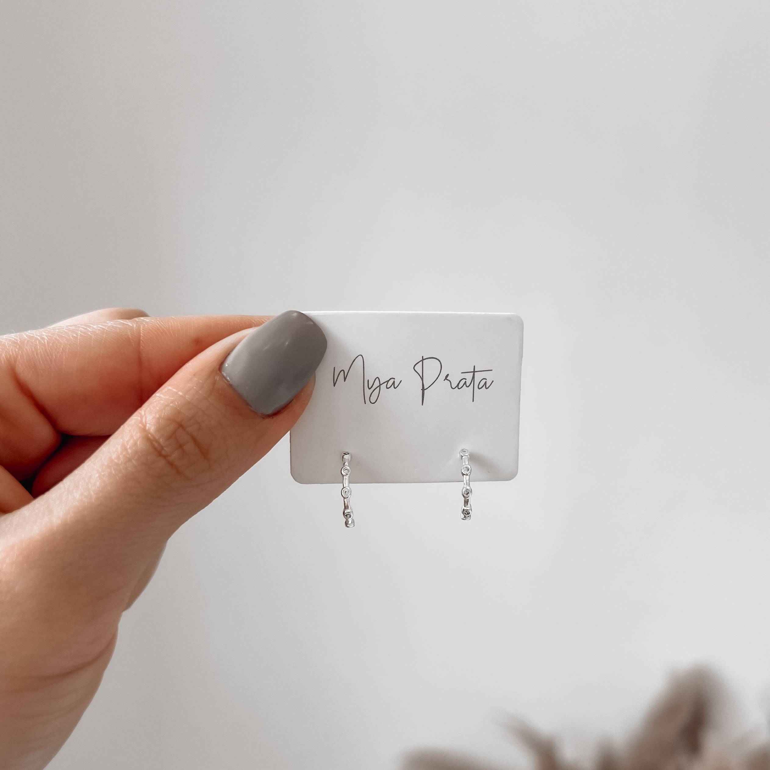 Imagem Secundária Brinco meia argola com zircônias 12mm tarraxa