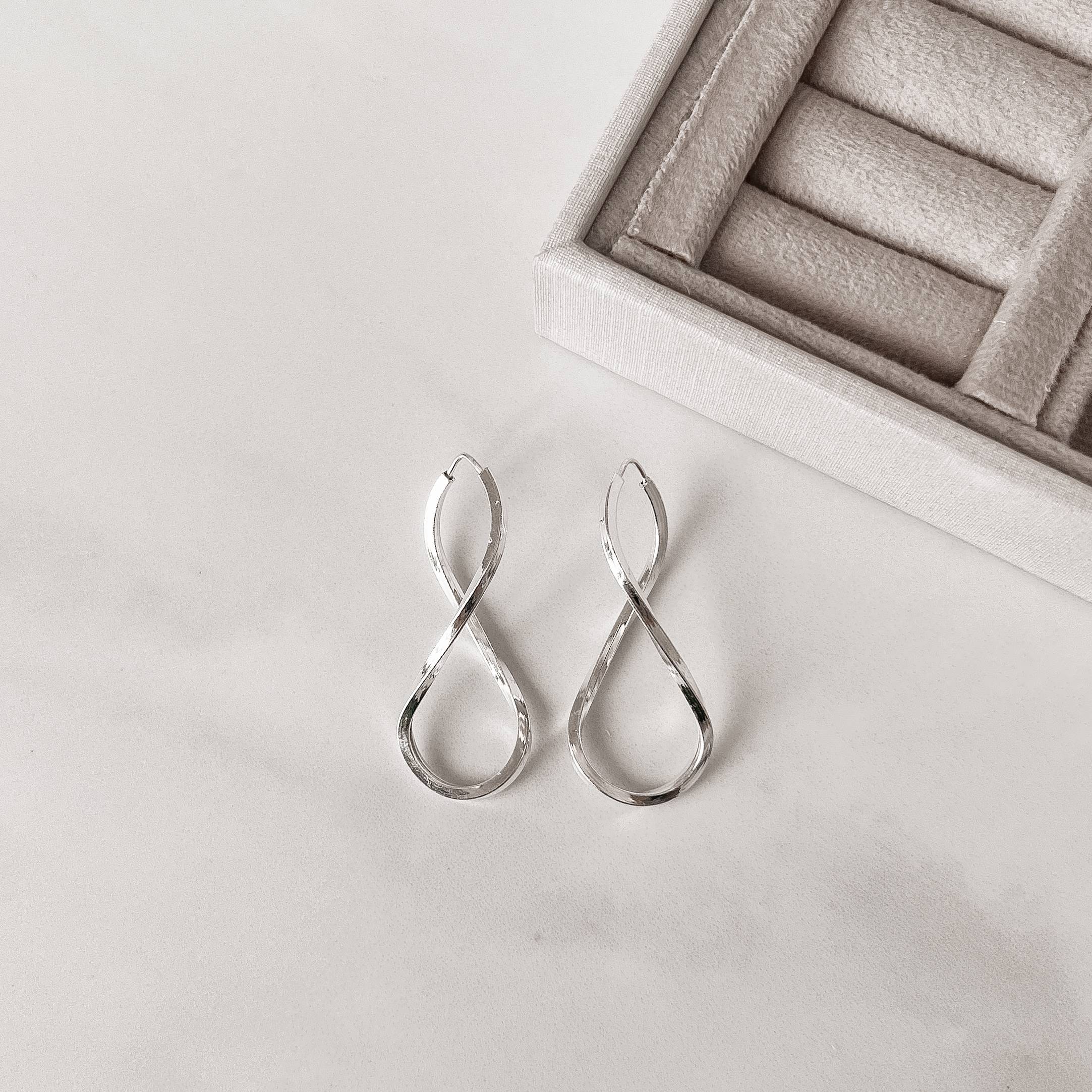 Argola infinito 43mm fio quadrado