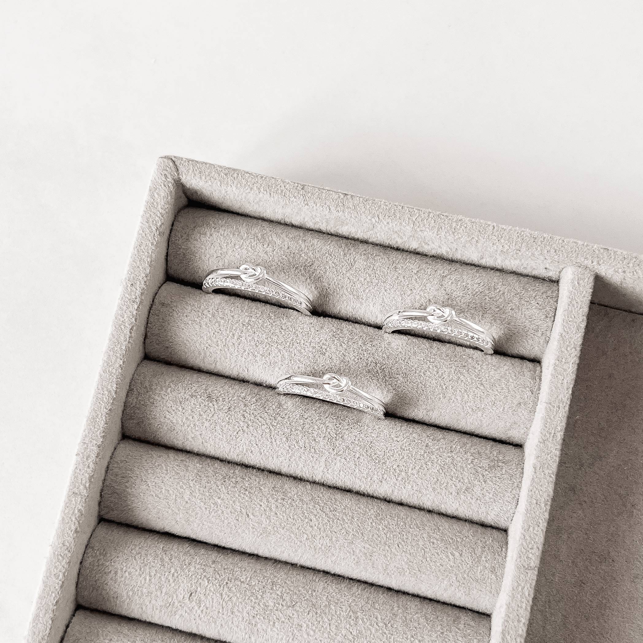 Anel fio duplo meia aliança e nó