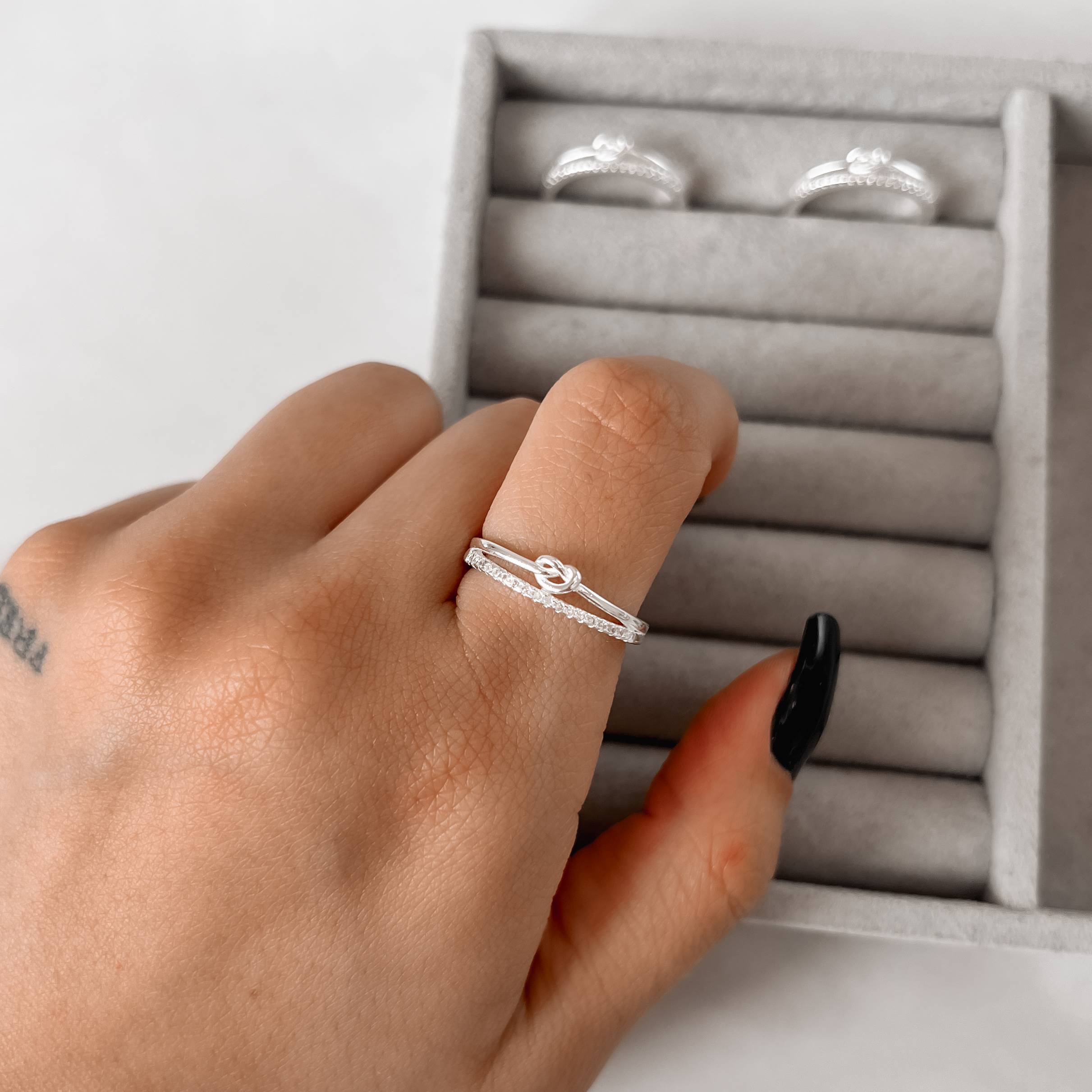 Imagem Secundária Anel fio duplo meia aliança e nó