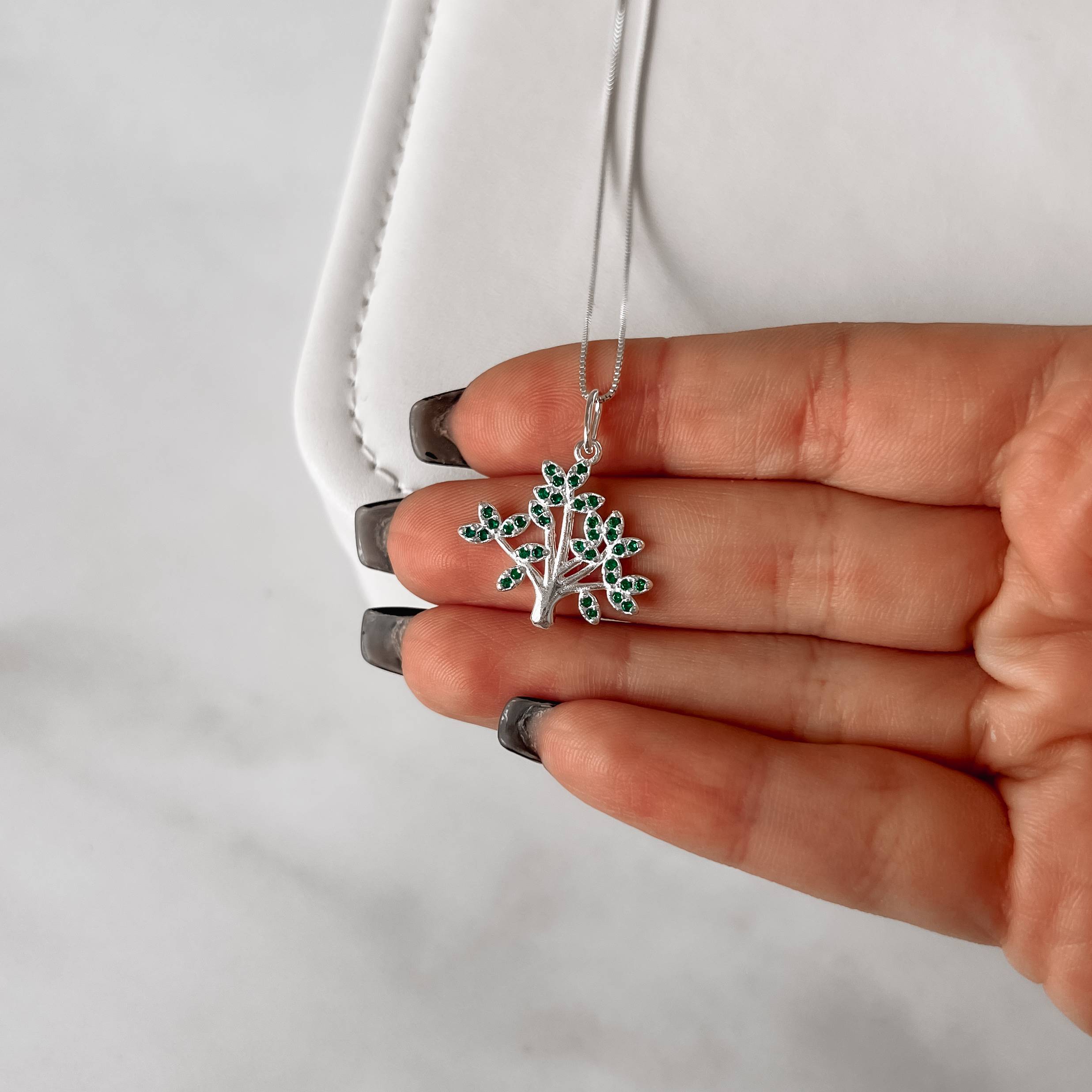 Colar pingente árvore cravejada verde 21mm 45cm