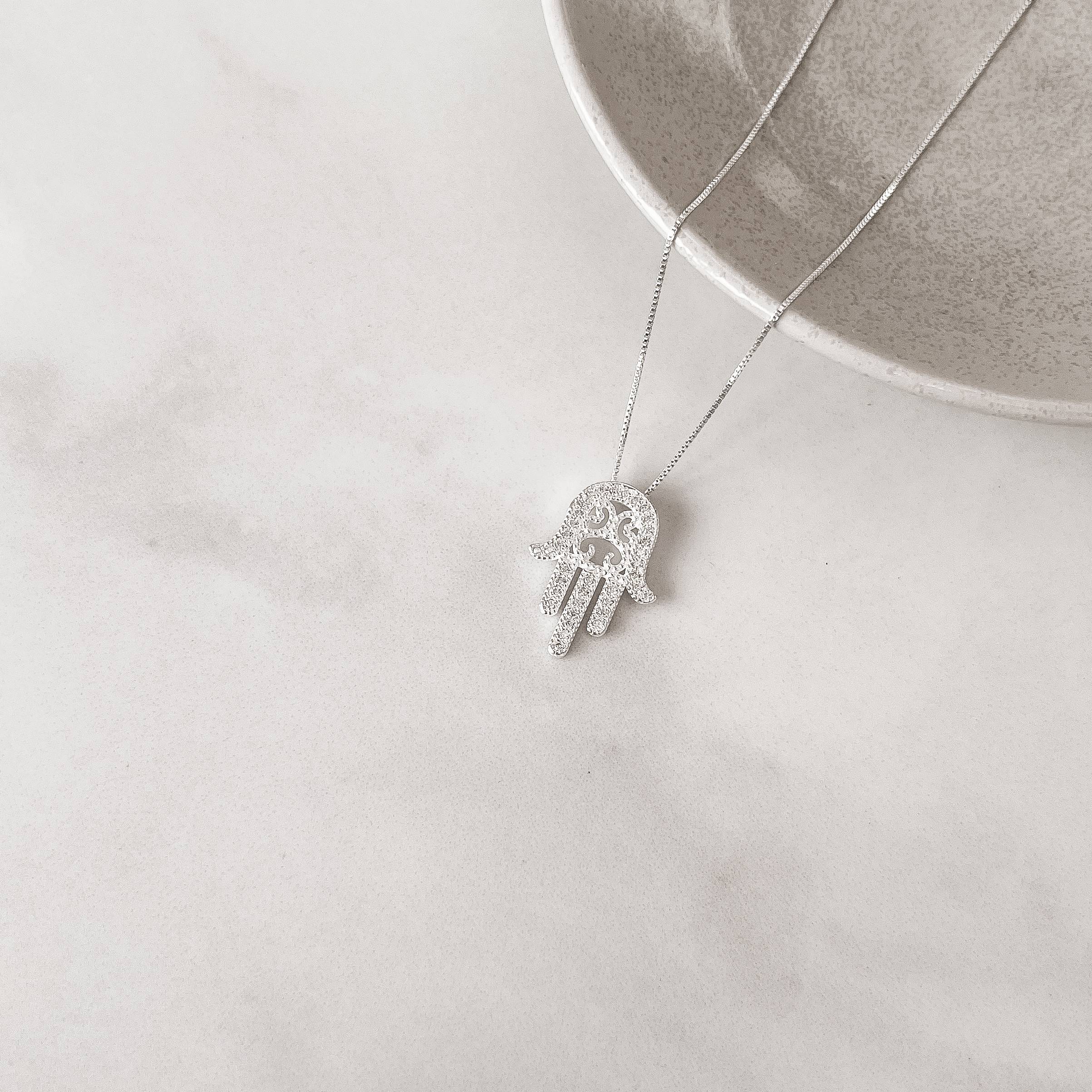 Colar mão cravejada trabalhada 23mm 45cm