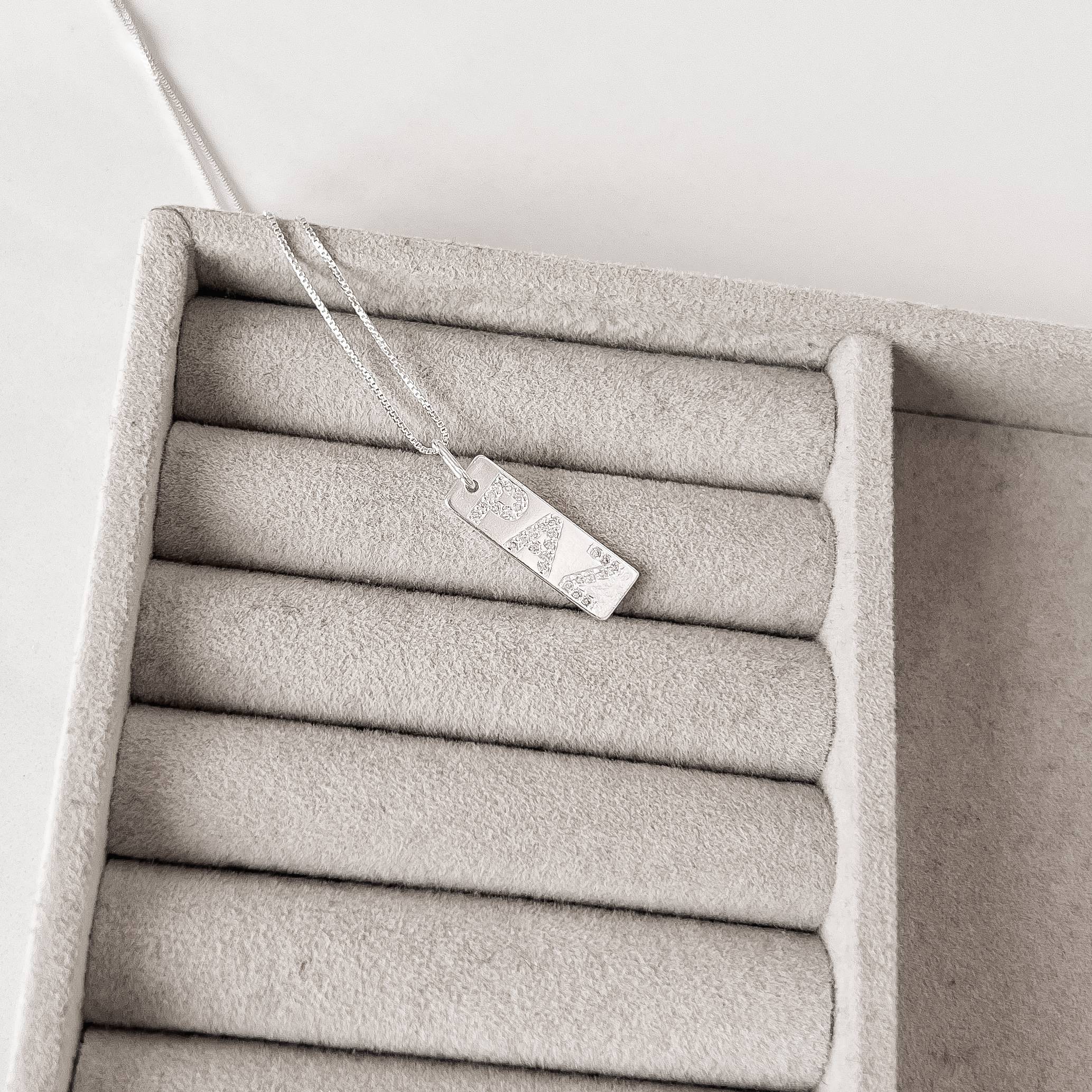 Colar pingente placa paz cravejada 22mm 45cm