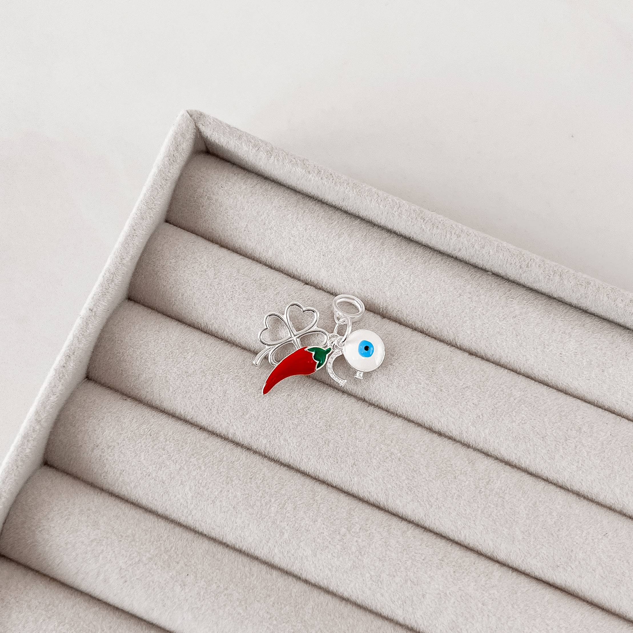 Berloque pingente patuá proteção resina