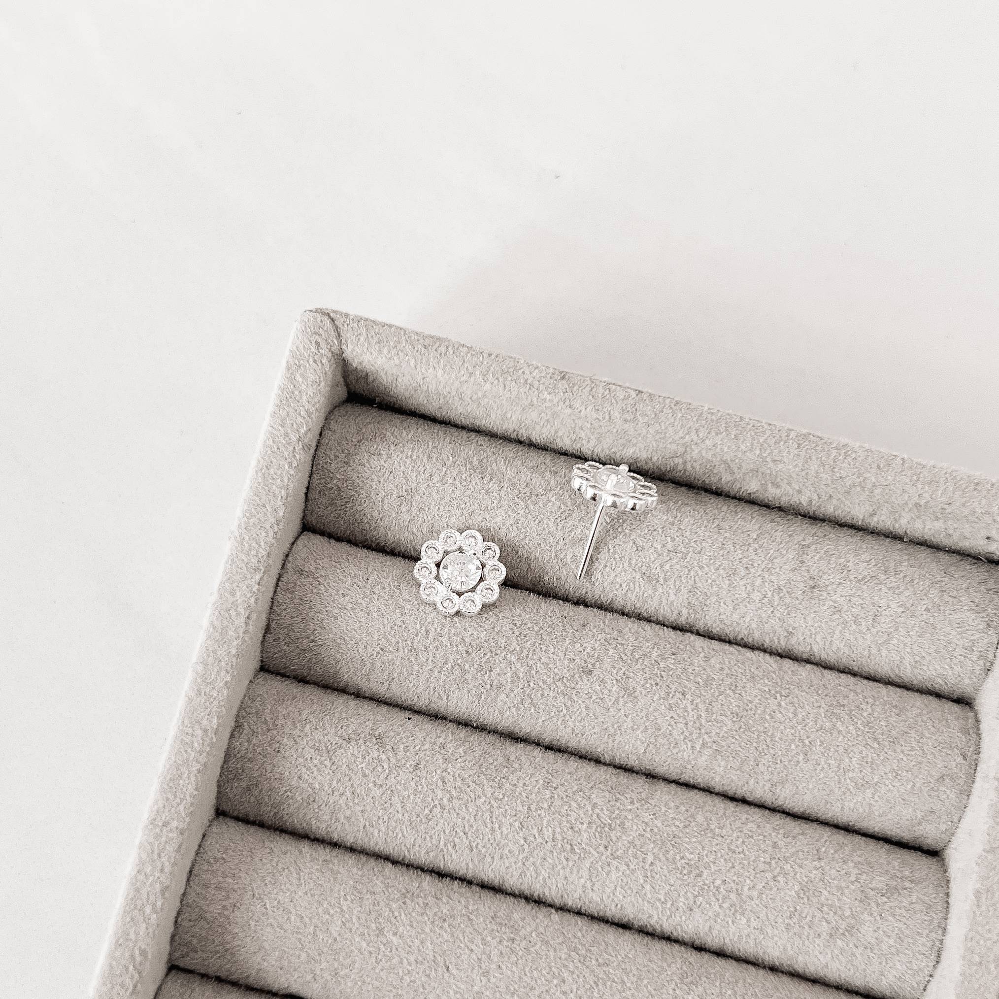 Imagem Brinco círculo 10mm cravejado detalhe zircônia