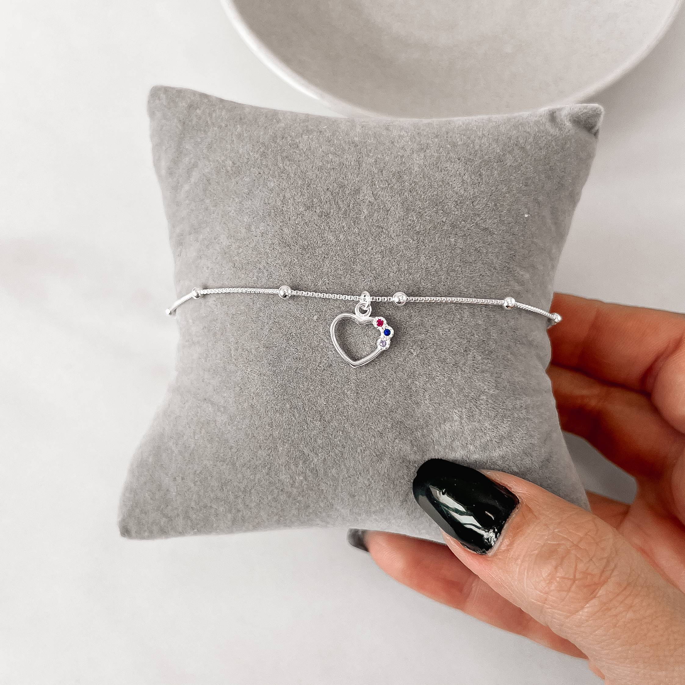 Pulseira pingente coração vazado detalhe cravejado colorido 11mm com bolas