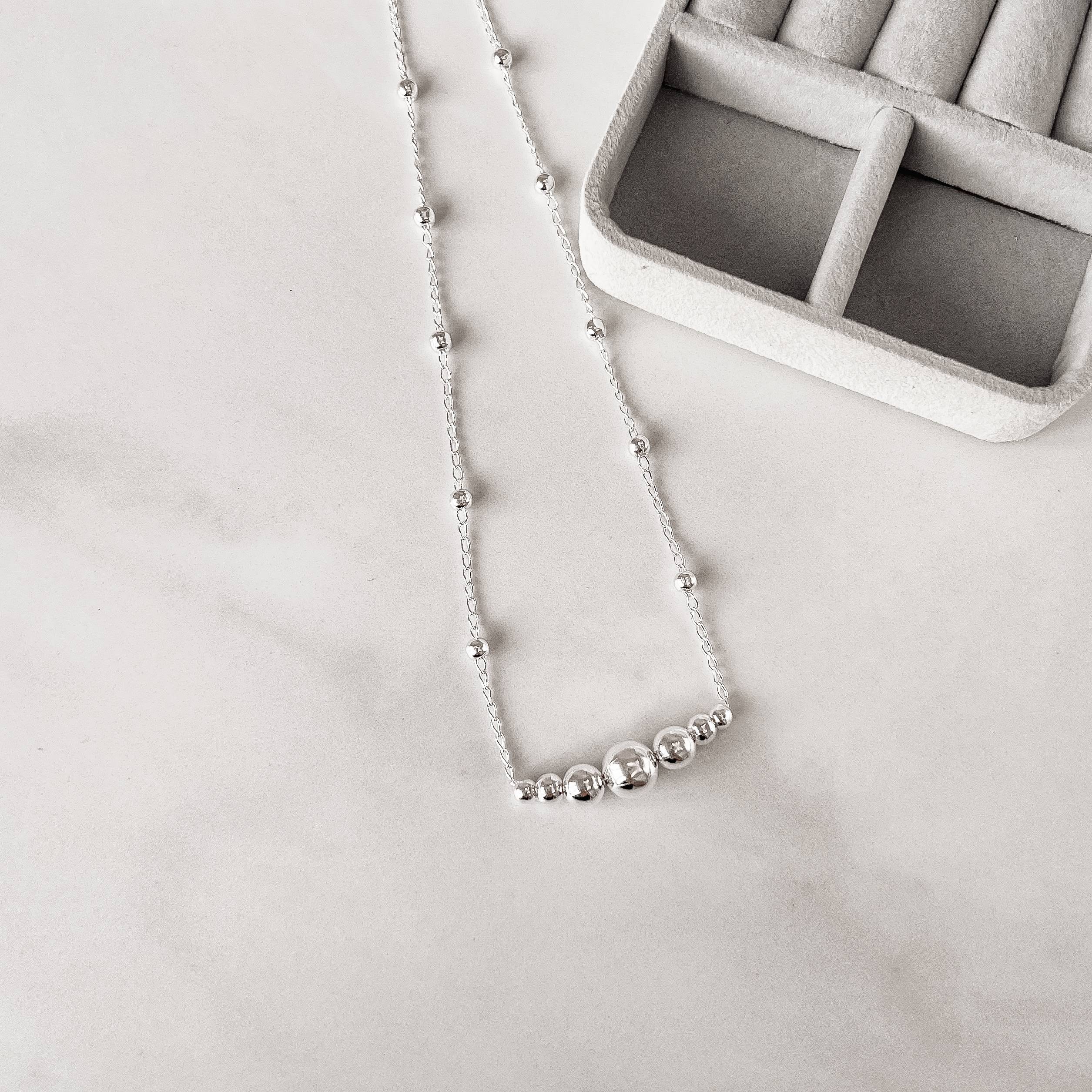 Colar entremeio bolas 4, 5, 7 e 9mm 45cm