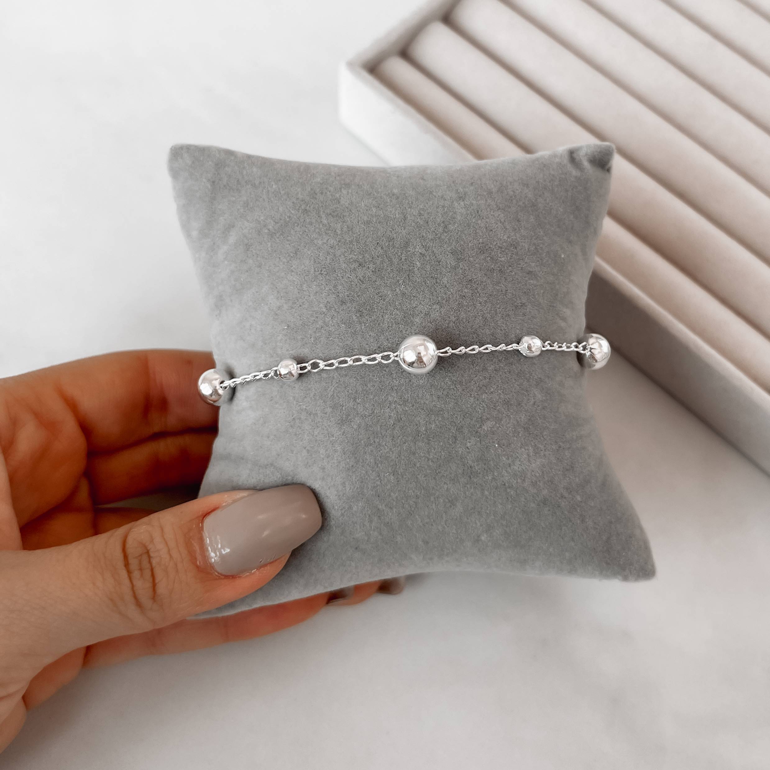 Imagem Secundária Pulseira bolas 4 e 7mm corrente cadeado